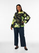 Blomstret bluse med b&aring;dudsk&aelig;ring og brede &aelig;rmer, Sort, Model image number 1