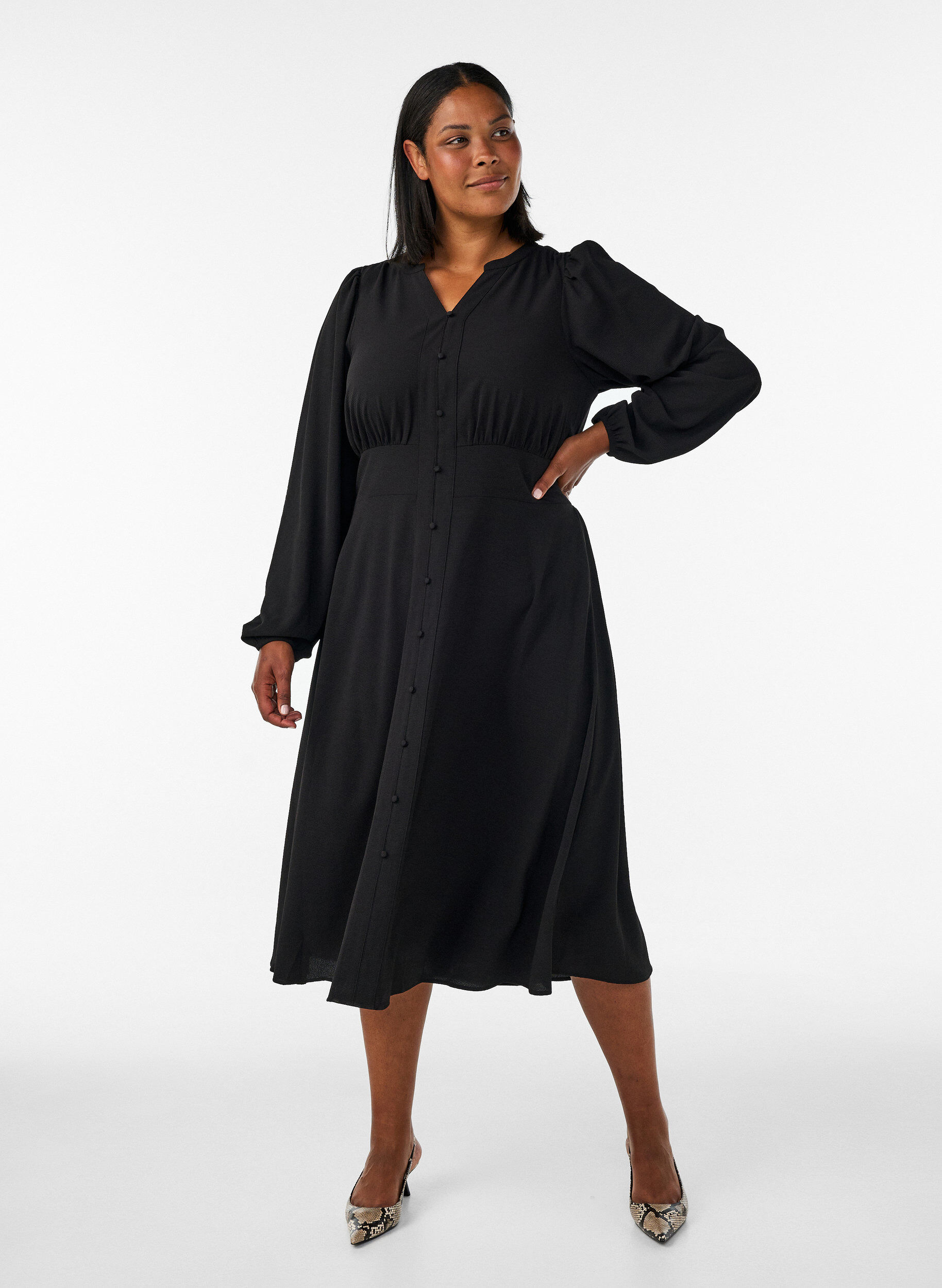 ZizziMidikjole med smock og dekorative knapper, Sort, Model image number 0