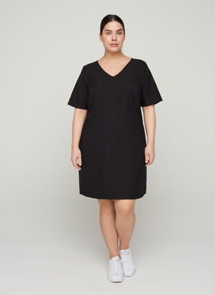 Ensfarvet etui kjole med v-udskæring, Black, Model image number 2