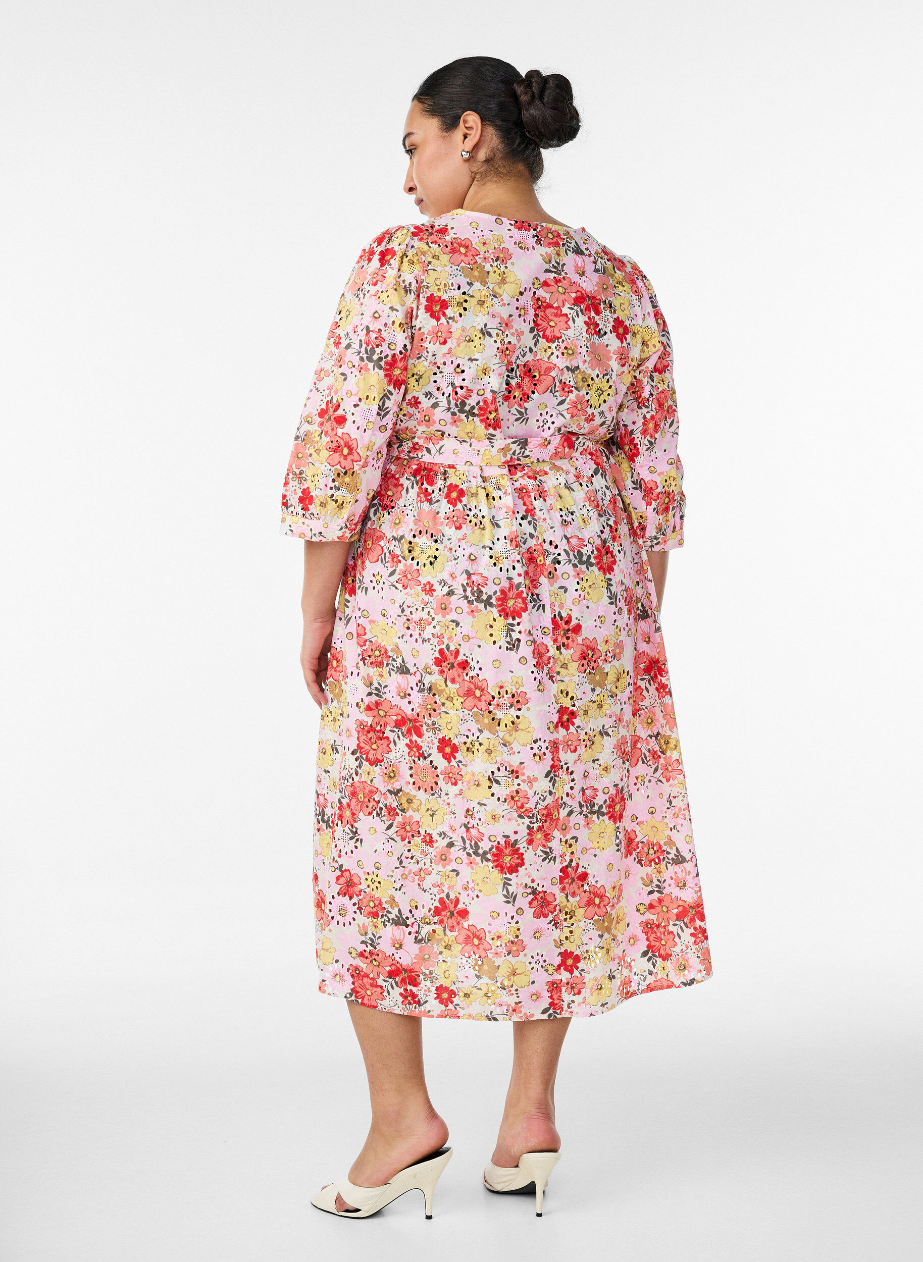 ZizziBlomstret midikjole med broderie anglaise og bindeb&aring;nd, Lyser&oslash;d, Model image number 1