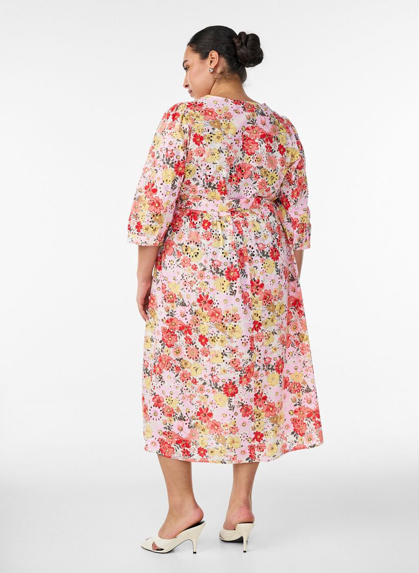 Blomstret midikjole med broderie anglaise og bindeb&aring;nd, Lyser&oslash;d, Model