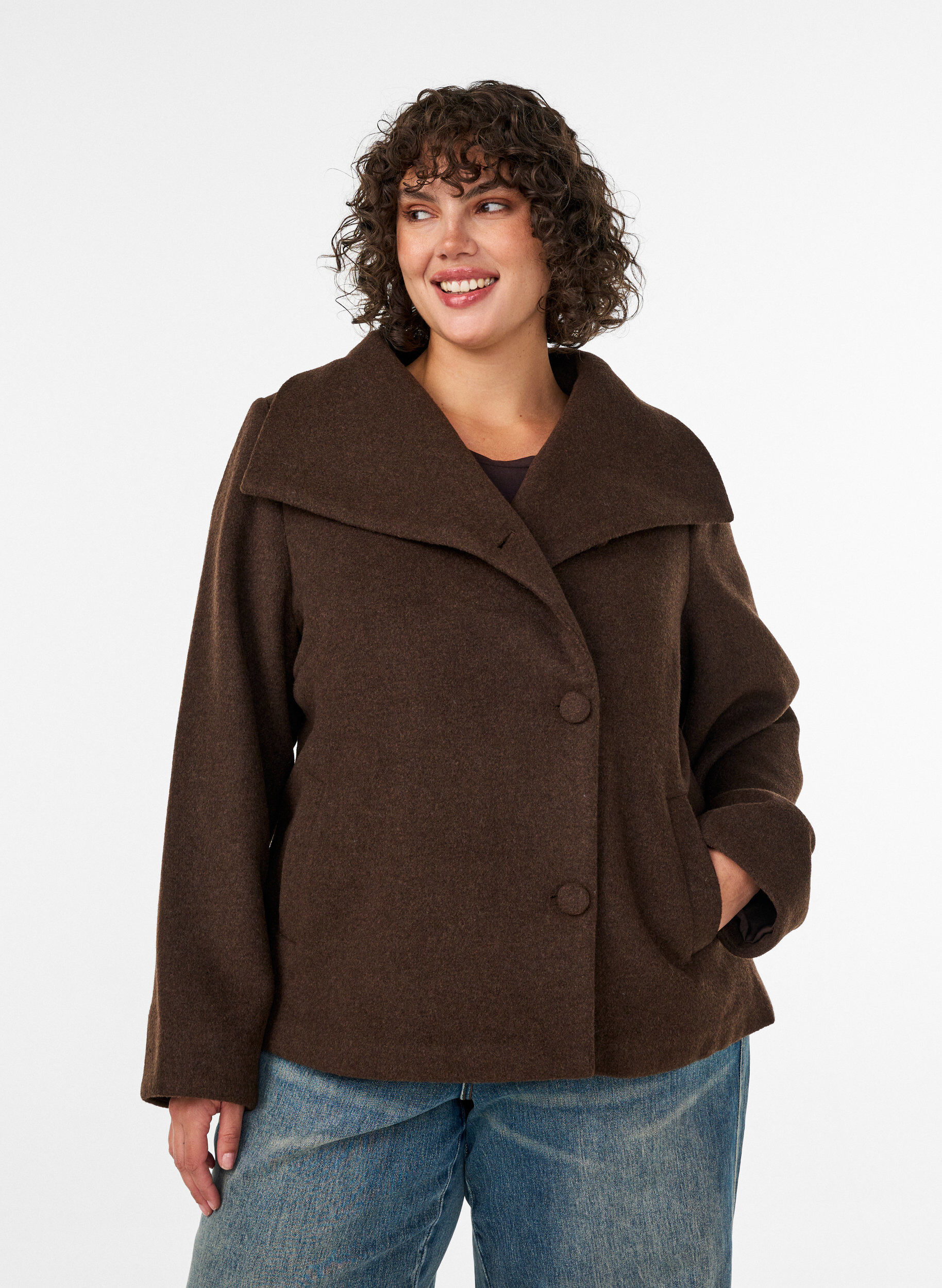 Kort jakke med asymmetrisk knaplukning, Brun, Model