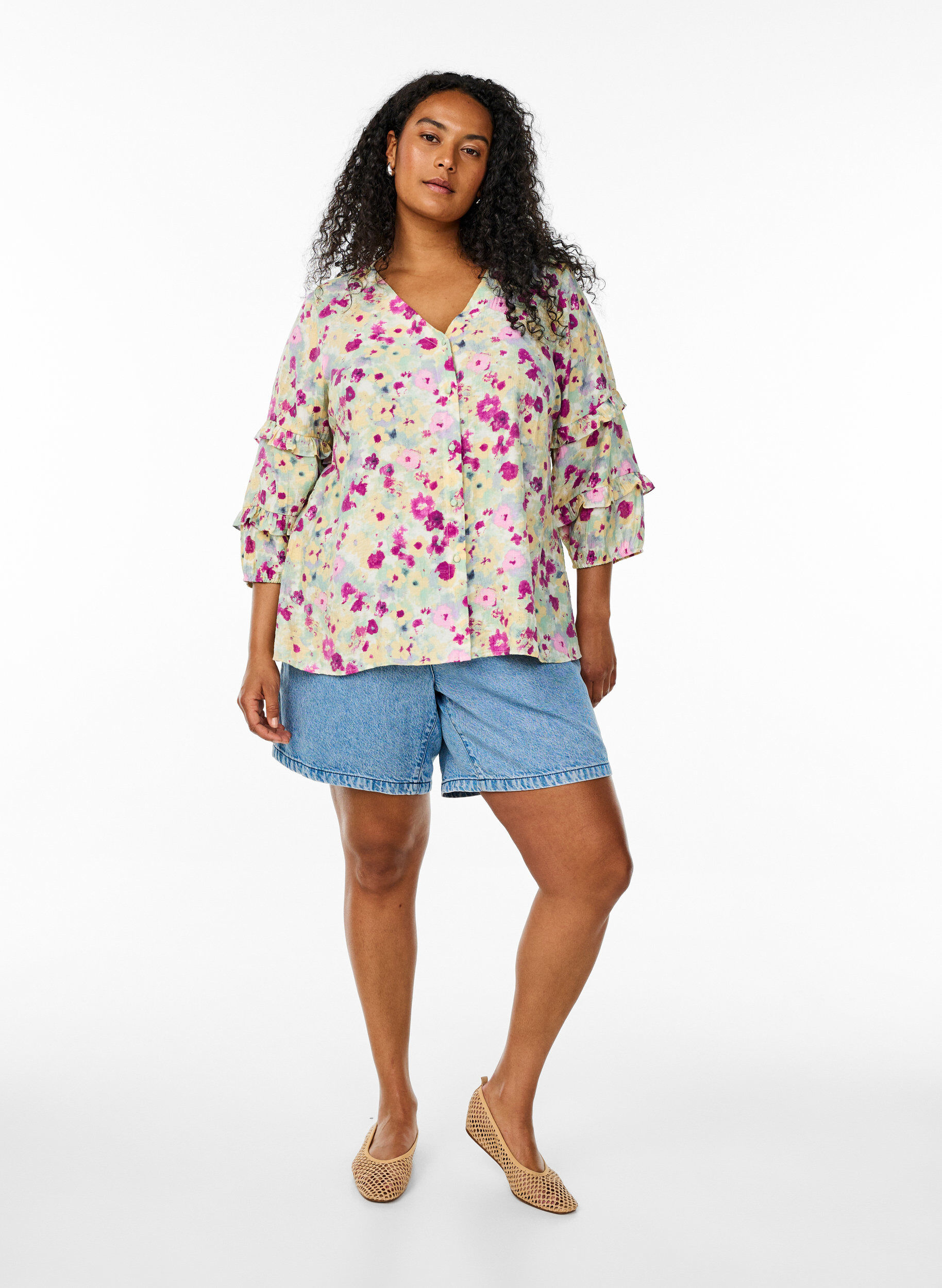 Zizzi Bluse med fl&aelig;sedetaljer og blomsterprint, Vanilla, Model image number 1