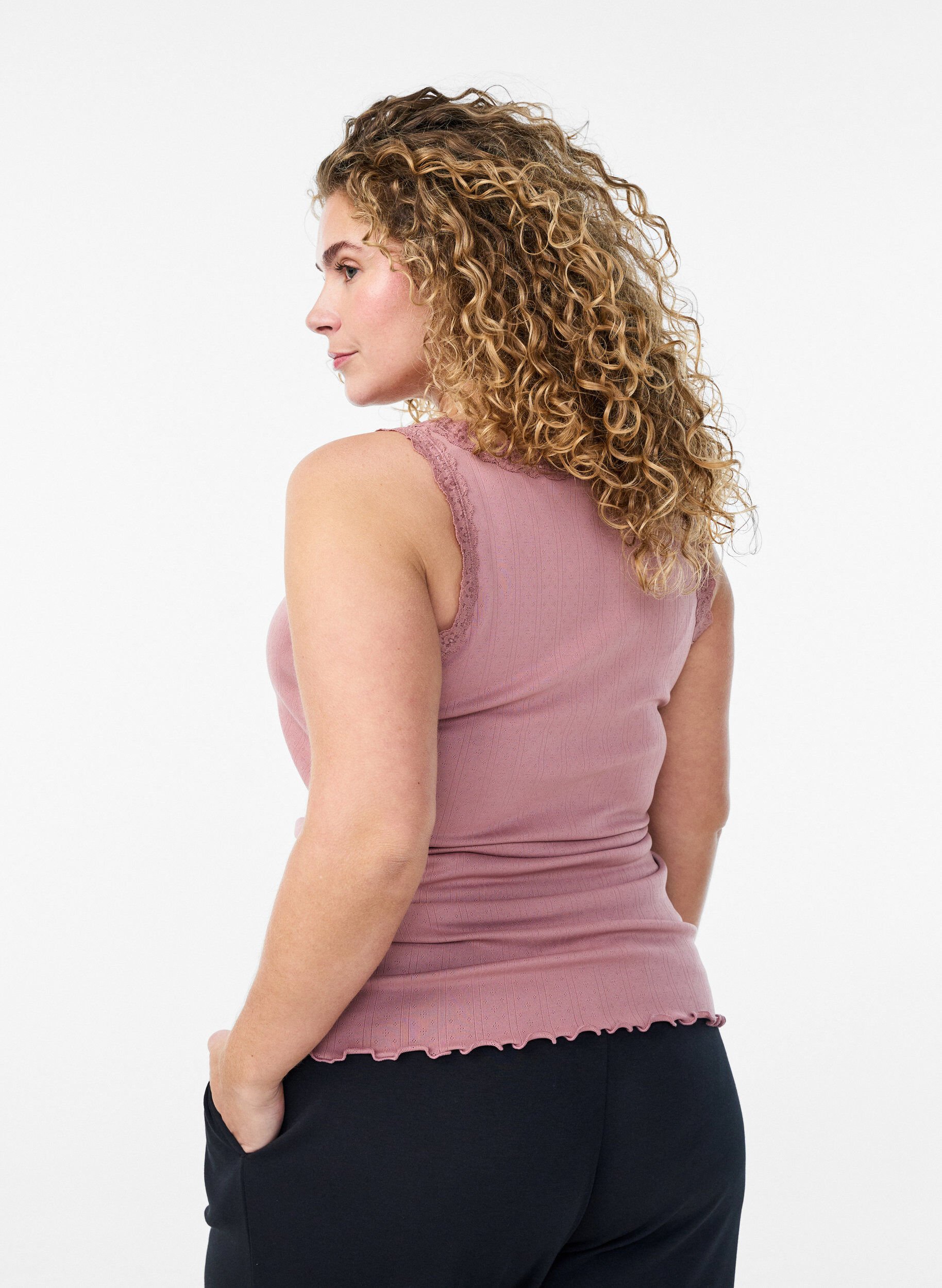 Zizzi Tanktop med blondekanter og hulm&oslash;nster, Lyser&oslash;d, Model image number 2