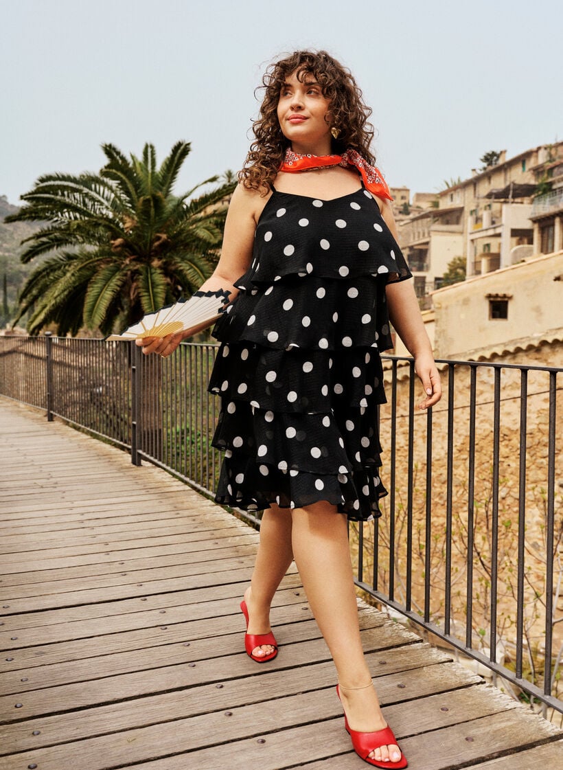 Lagdelt kjole med fl&aelig;sevolanter og spaghettistropper, Sort, Image image number 0