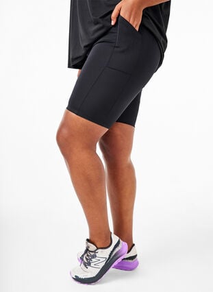 Tætsiddende shorts med høj talje og lommer, Black, Model image number 0