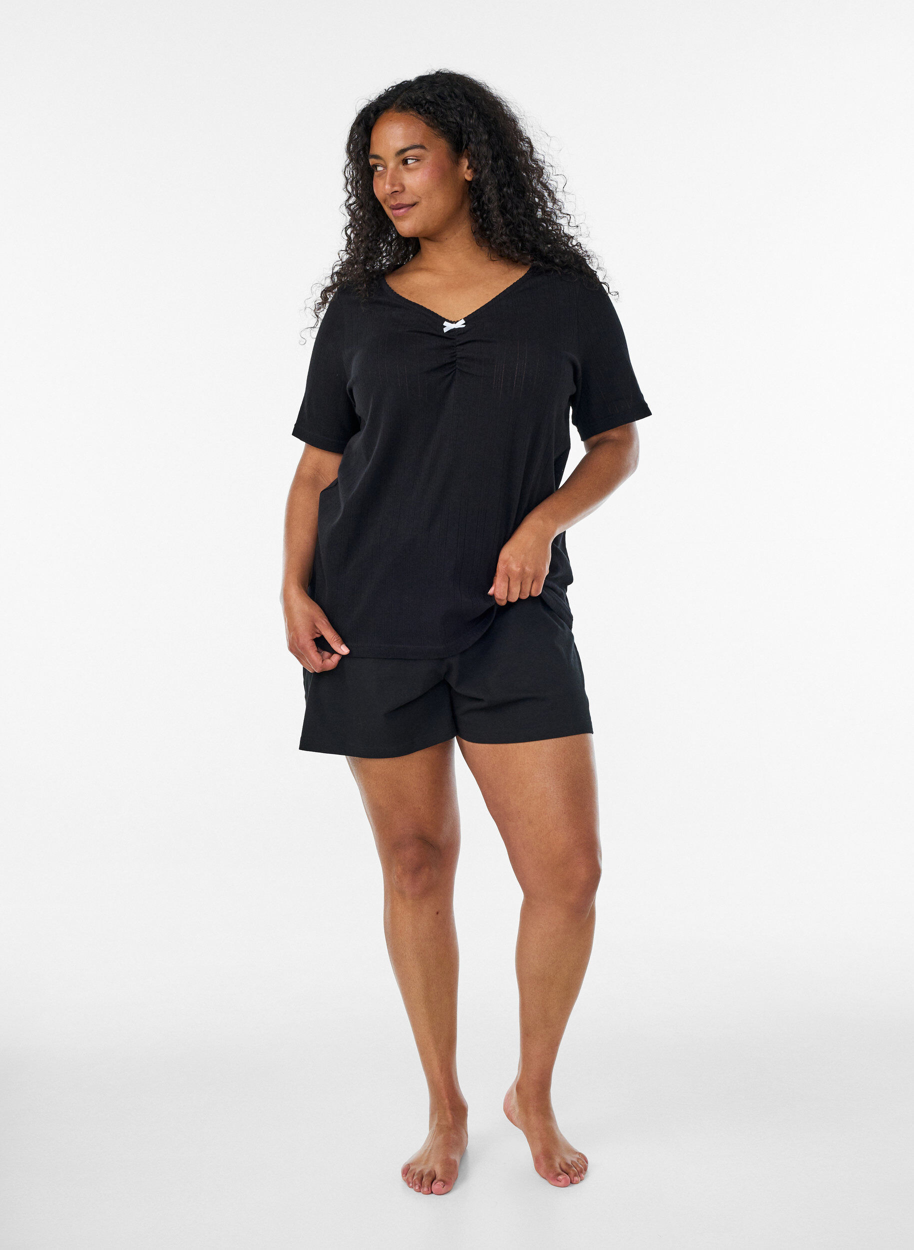 ZizziNatbluse i &oslash;kologisk bomuld med hulm&oslash;nster, Sort, Model image number 1