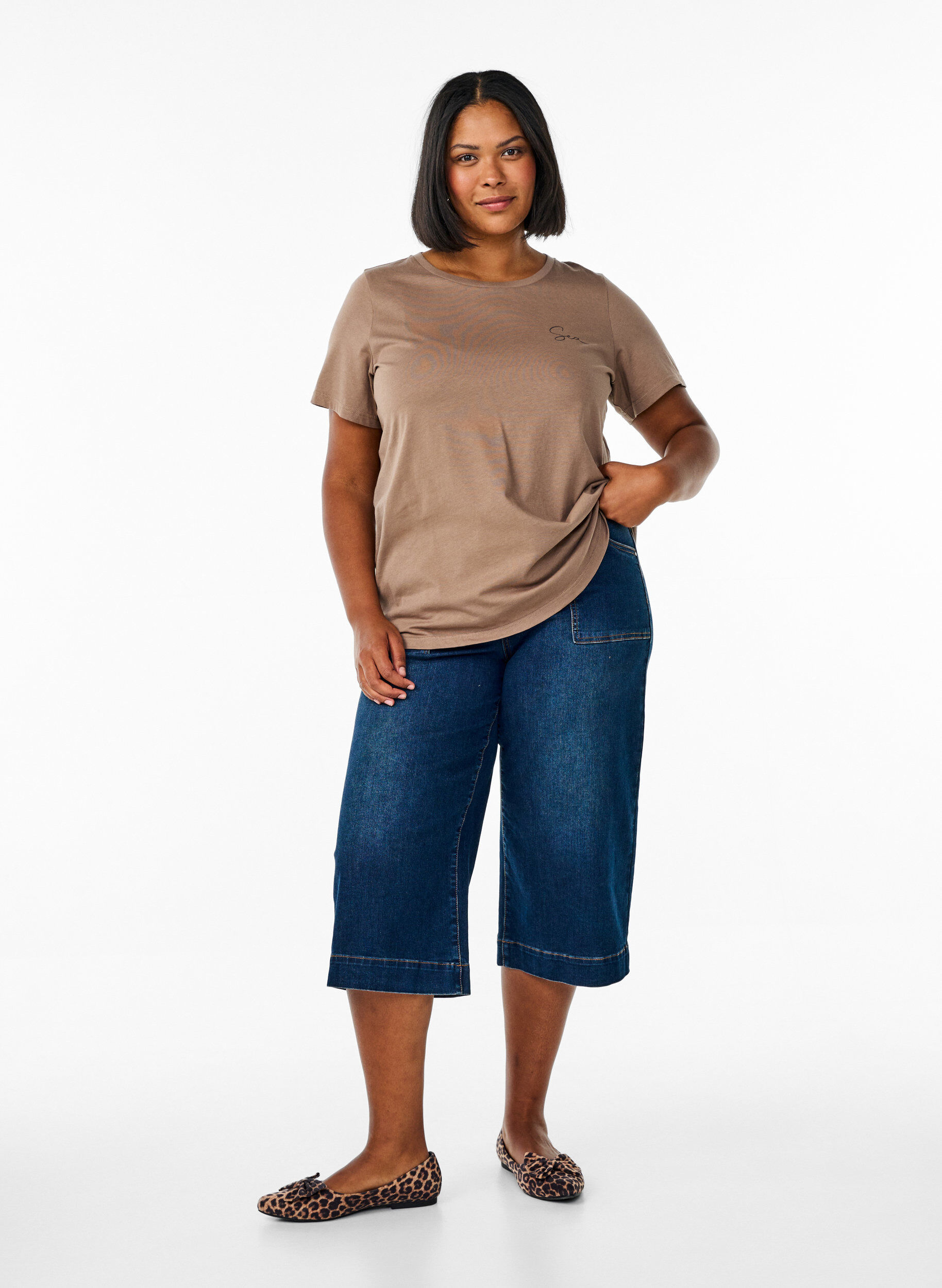 Zizzi T-shirt med printdetaljer foran og bagp&aring;, Brun, Model image number 1