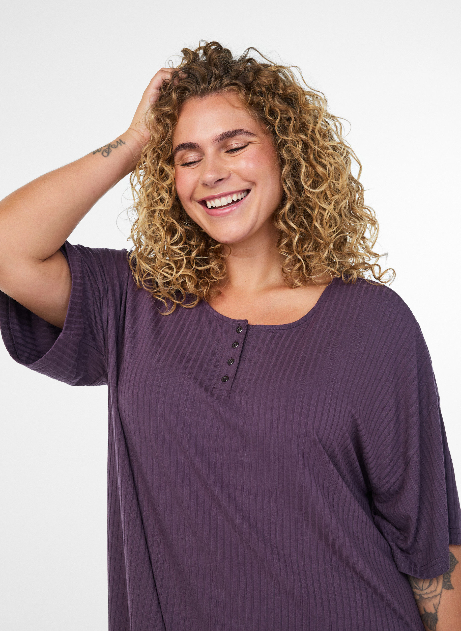 ZizziNatkjole i viskosejersey med ribstruktur, Lilla, Model image number 3