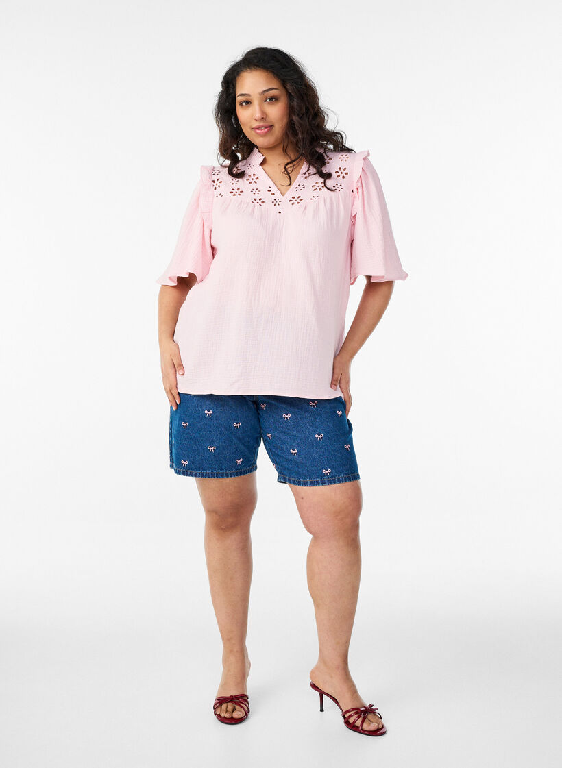 Bluse i bomuldsmusselin med broderie anglaise og 1/2 &aelig;rmer, Lyser&oslash;d, Model image number 1