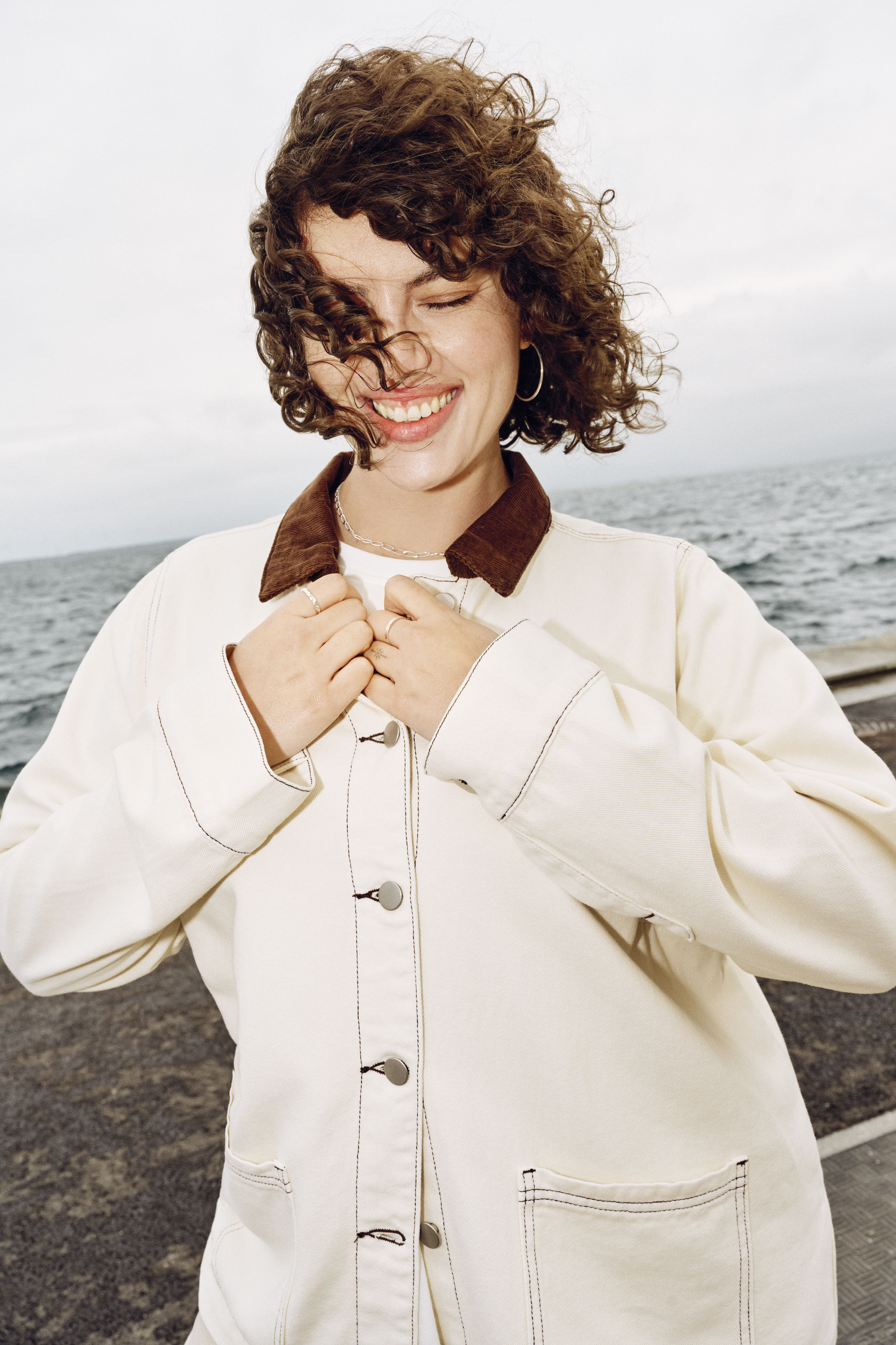 Zizzi Jakke i farvet denim med kontrastkrave, , Model