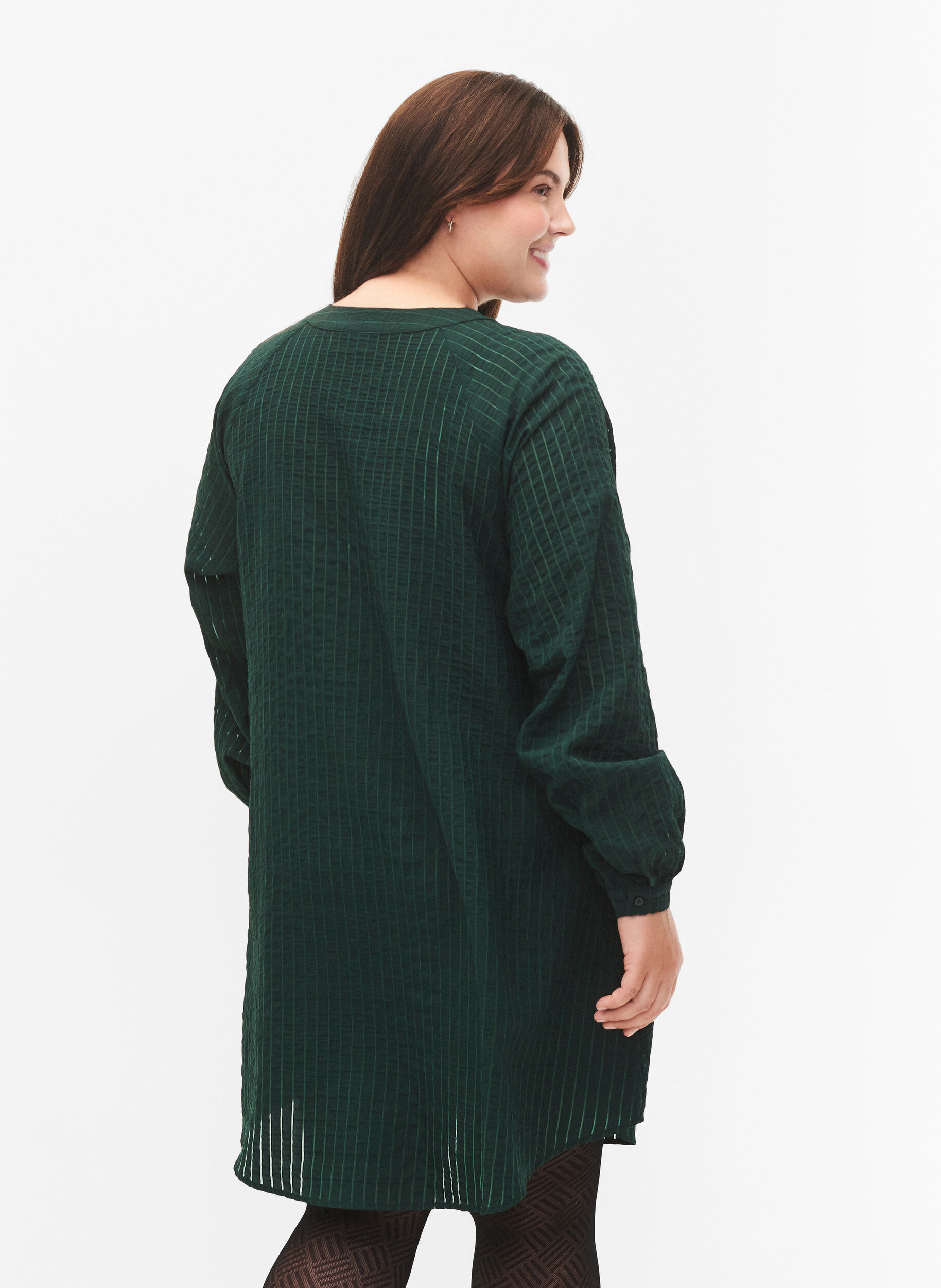 Zizzi Lang viskose skjorte med stribet m&oslash;nster, Scarab, Model image number 1