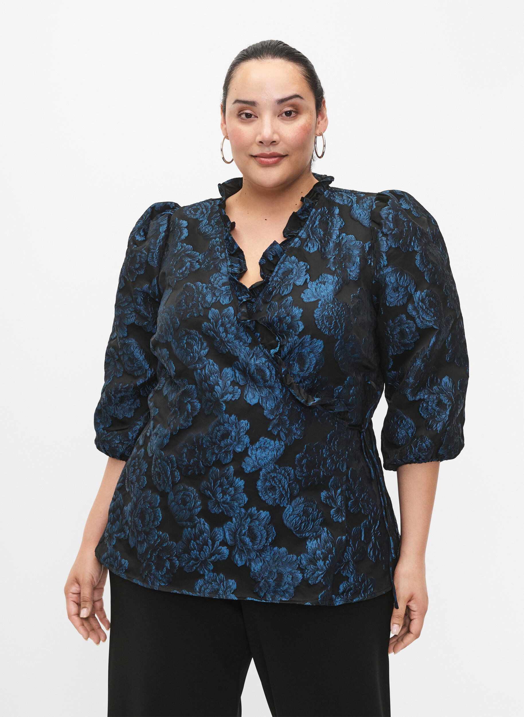 Zizzi Wrapbluse i jacquard med 3/4 &aelig;rmer, Black Blue, Model image number 0
