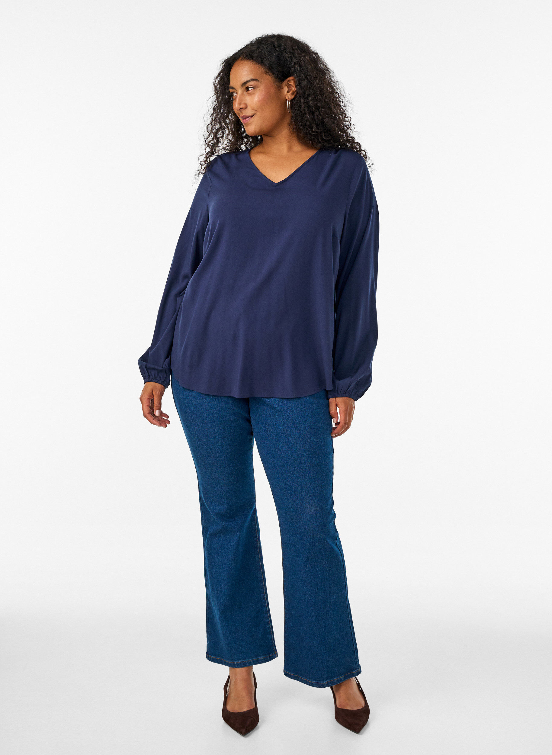 ZizziViskosebluse med V-hals og lange &aelig;rmer, Bl&aring;, Model image number 1
