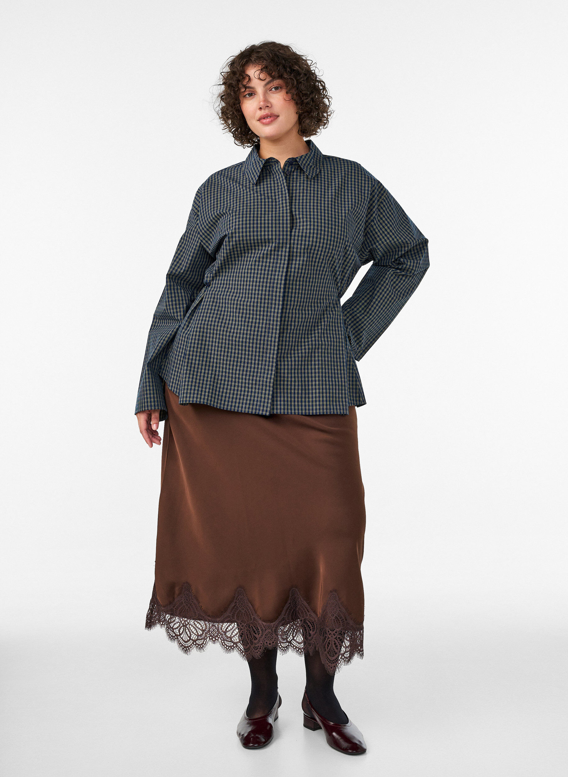 ZizziSkjorte i bomuld med ternet m&oslash;nster og skjult knaplukning, Bl&aring;, Model image number 1