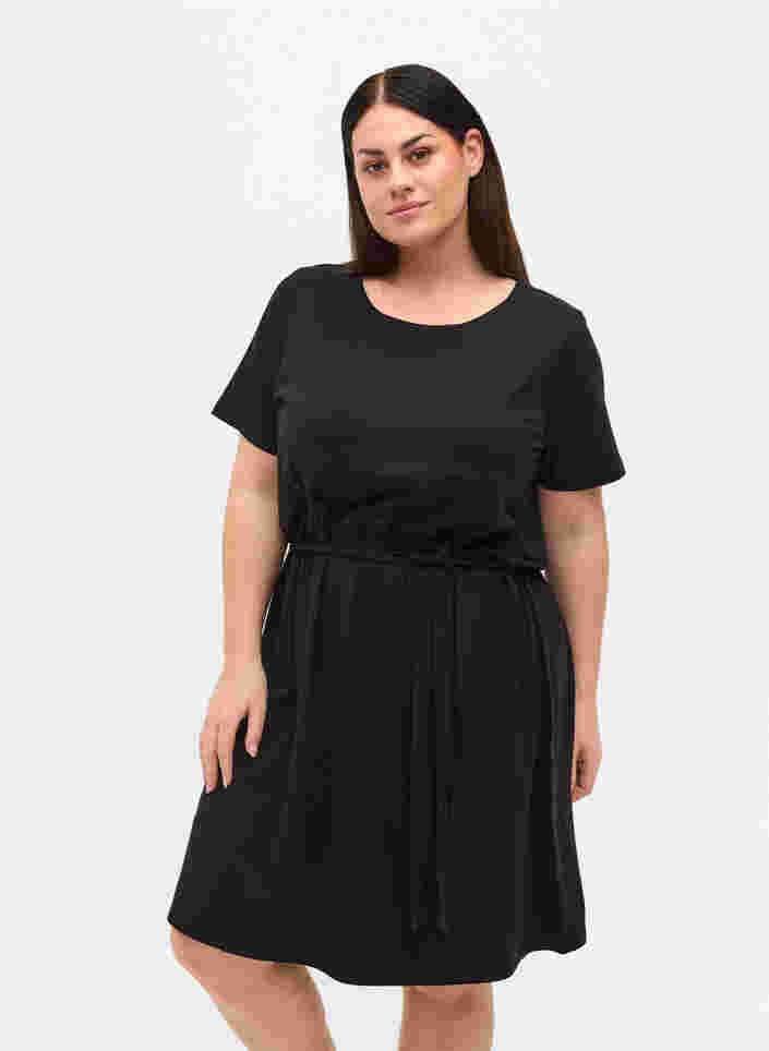 Kortærmet kjole med taljebælte, Black, Model image number 0