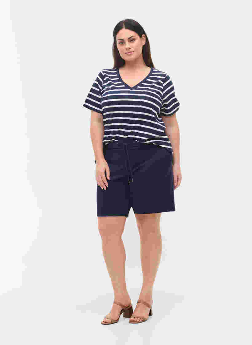 Løse shorts med bindesnøre og lommer, Navy Blazer, Model