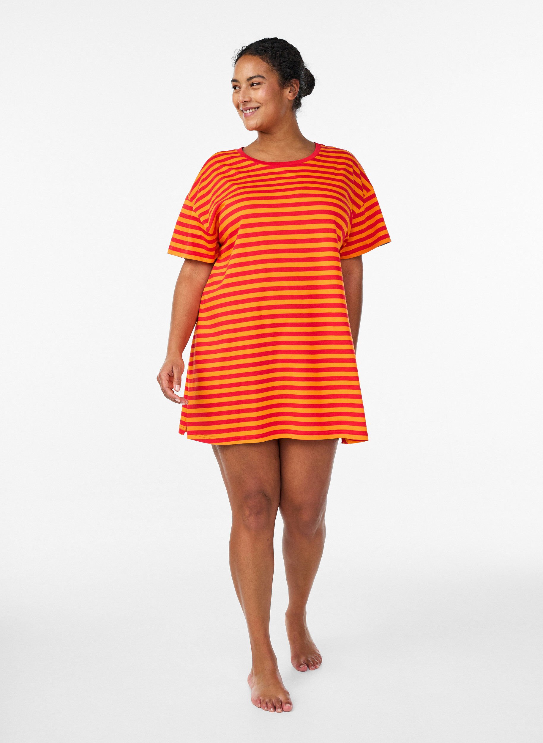 Zizzi Lang stribet nat t-shirt, R&oslash;d, Model image number 1