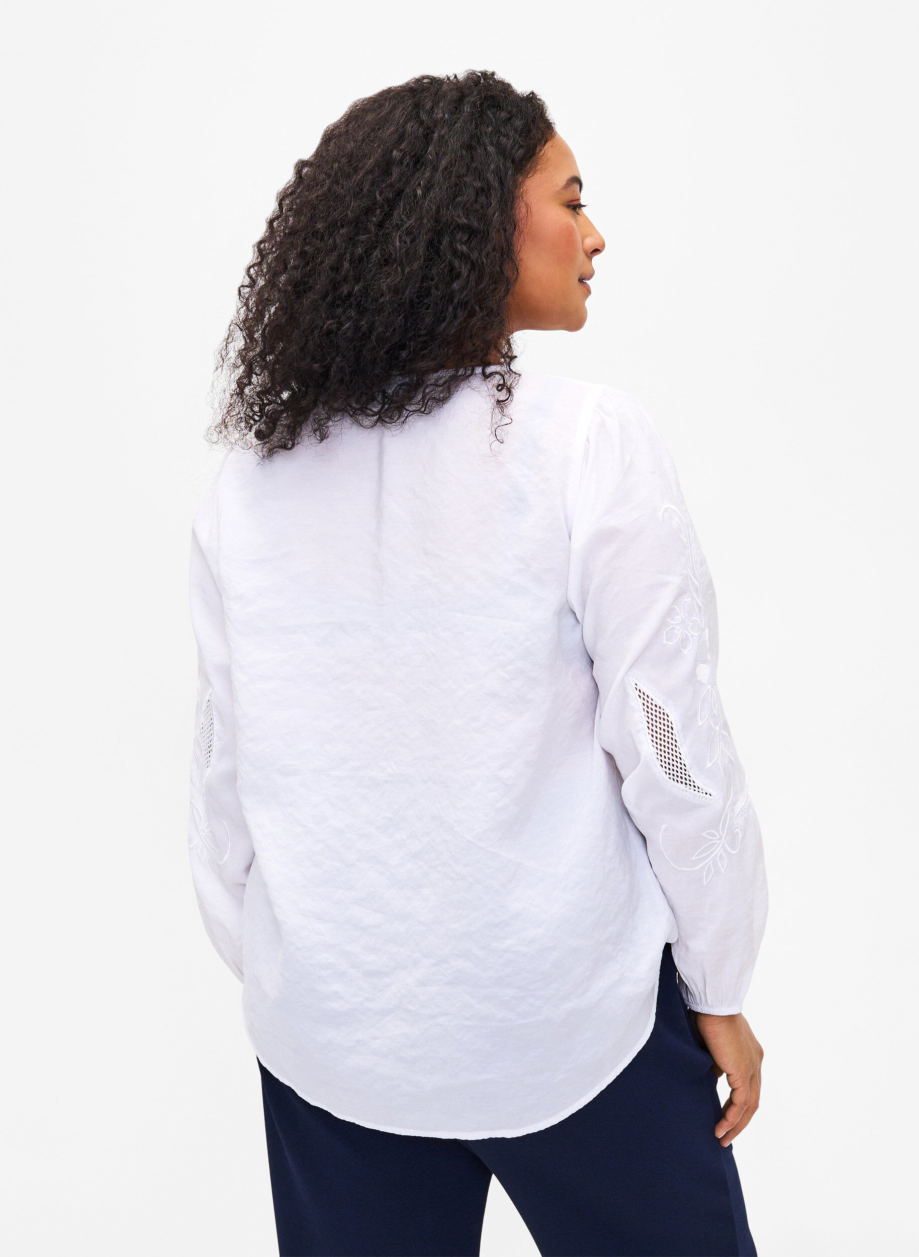 Zizzi Bluse i TENCEL&trade; Modal med broderidetaljer, Bright White, Model image number 1