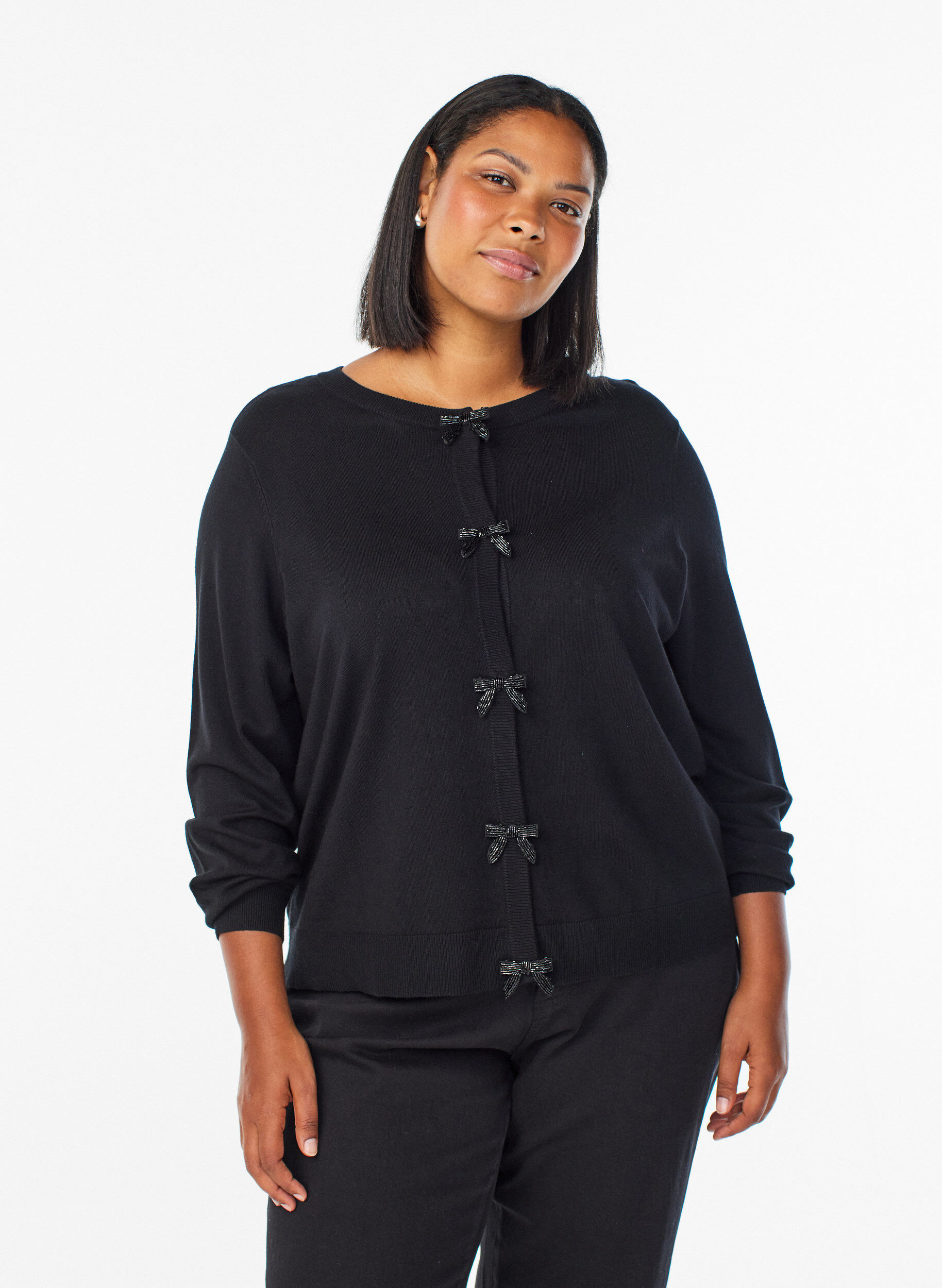 Cardigan med perlebroderede sl&oslash;jfer og trykknapper, Sort, Model