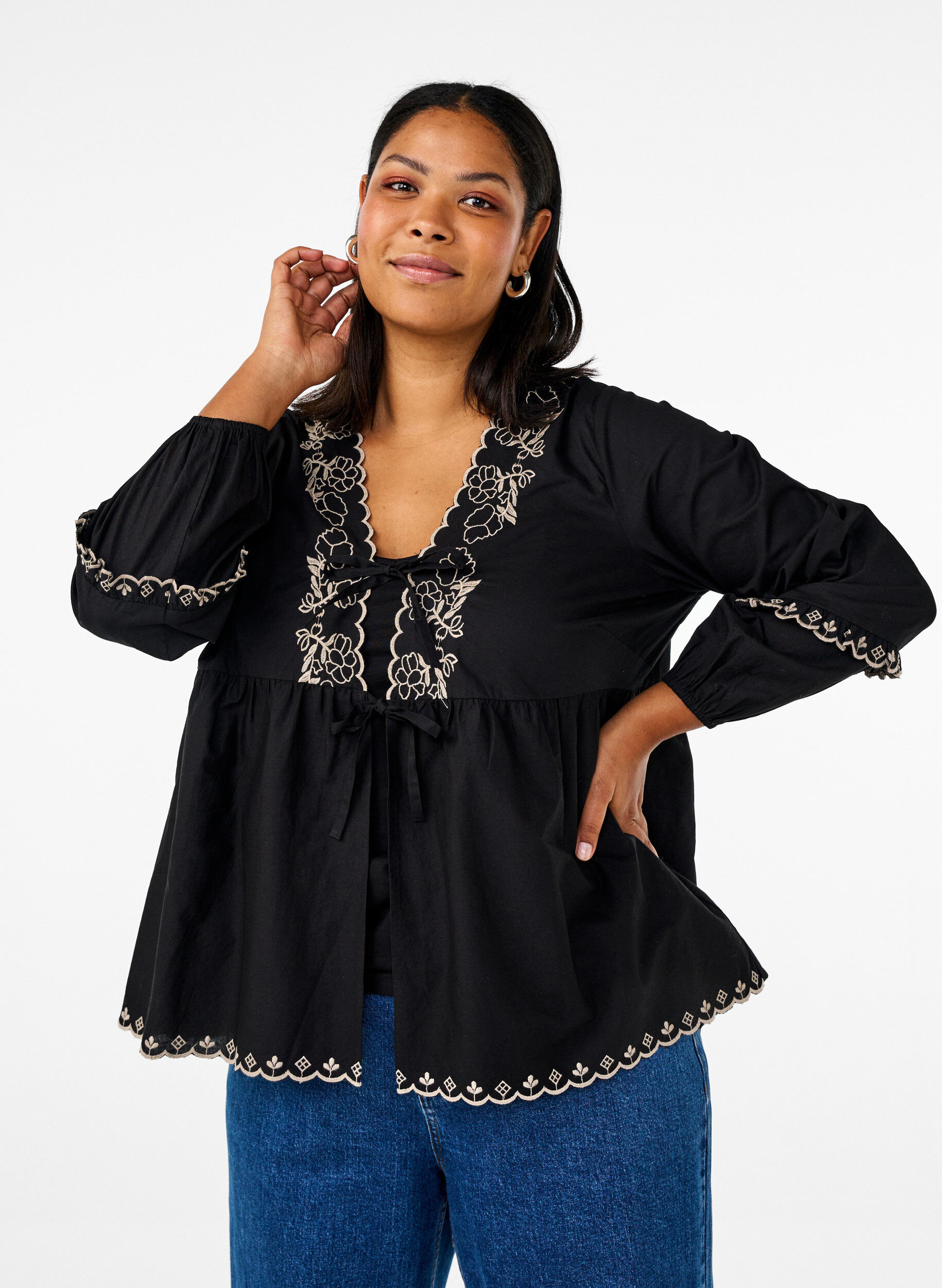 Bluse med &aring;ben front og broderidetaljer, Sort, Model