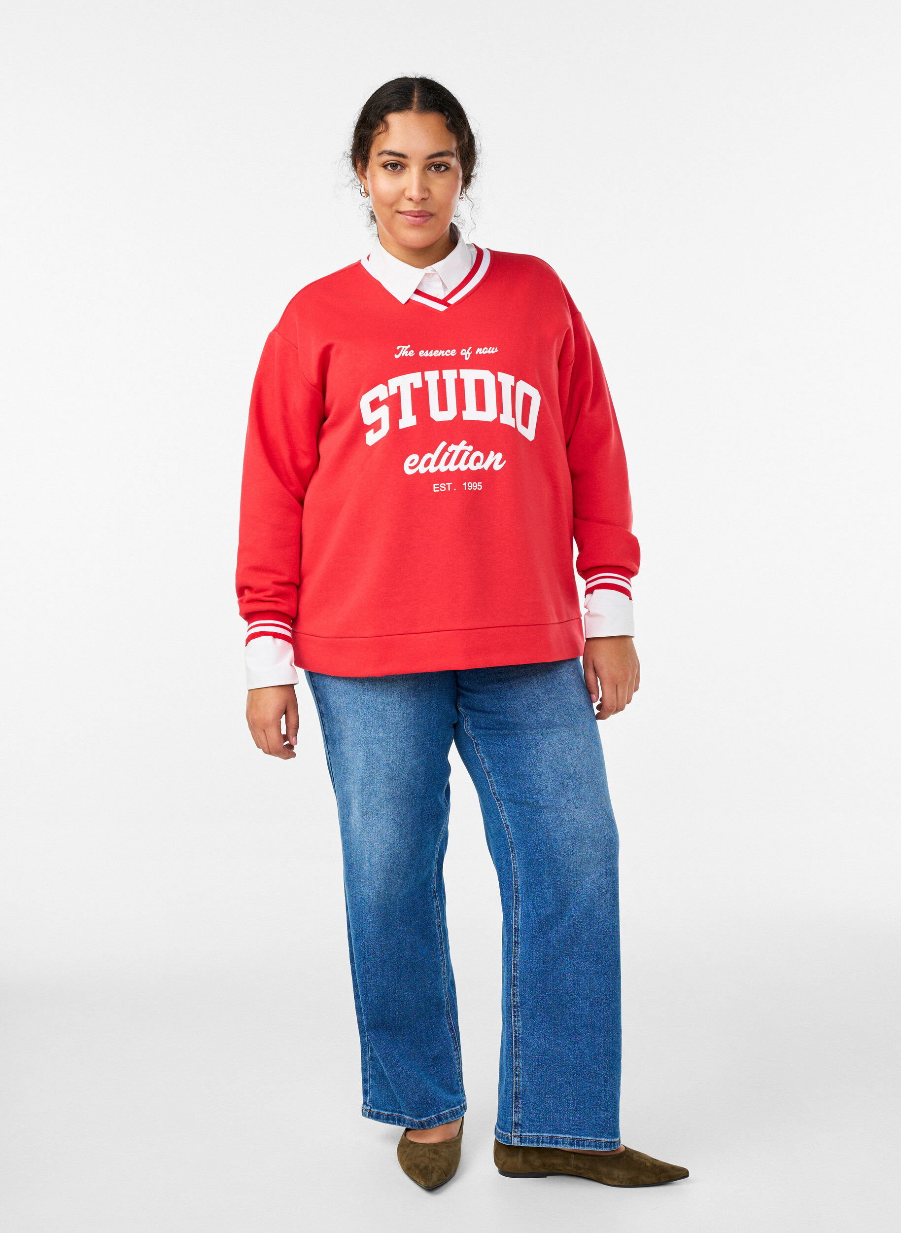 Zizzi Sweatshirt med V-udsk&aelig;ring og tekstprint, R&oslash;d, Model image number 1