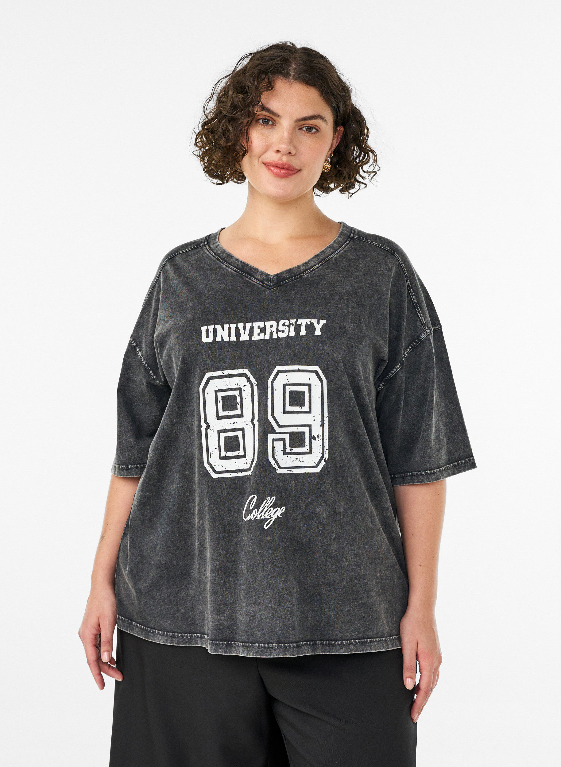 Oversize T-shirt i &oslash;kologisk bomuld med college print, Sort, Model