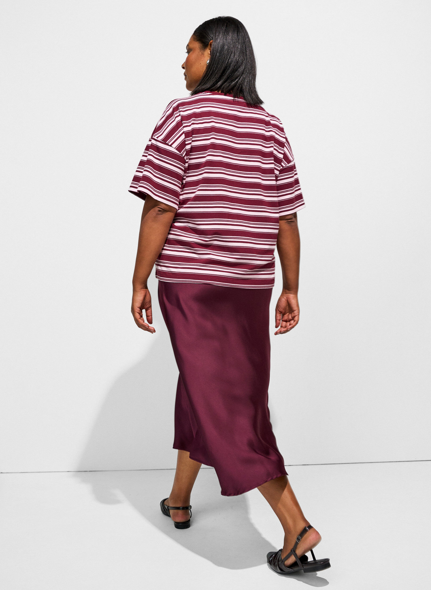 ZizziSatin midi-nederdel, R&oslash;d, Model image number 1