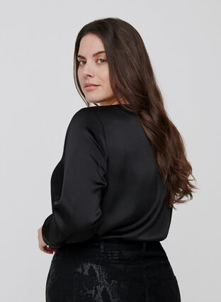 Langærmet bluse med feminine knapper, Black, Model image number 1