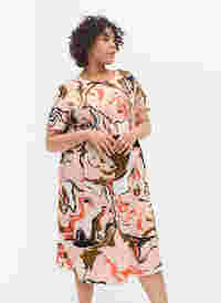 Printet viskose kjole med smock, Abstract AOP, Model