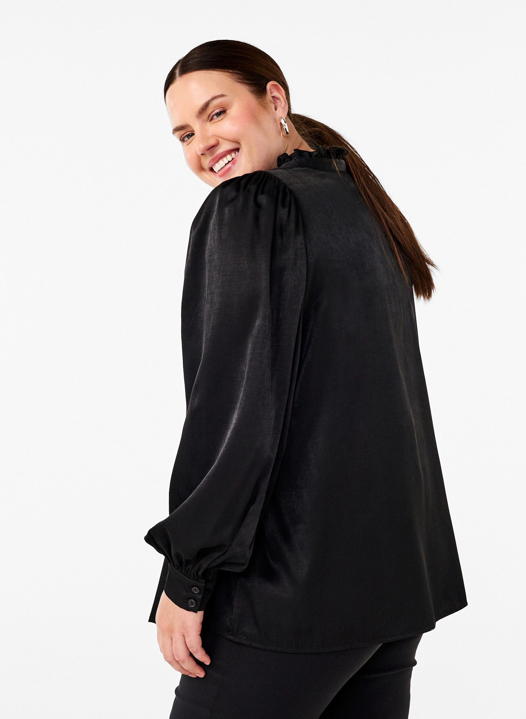 Zizzi Lang&aelig;rmet bluse med fl&aelig;ser og v-hals, Black, Model image number 1