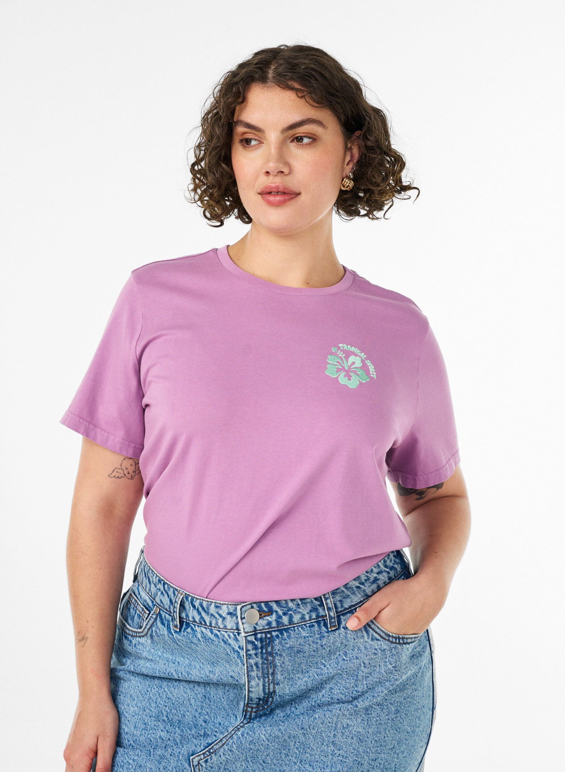 T-shirt i &oslash;kologisk bomuld med rygprint, Lyser&oslash;d, Model