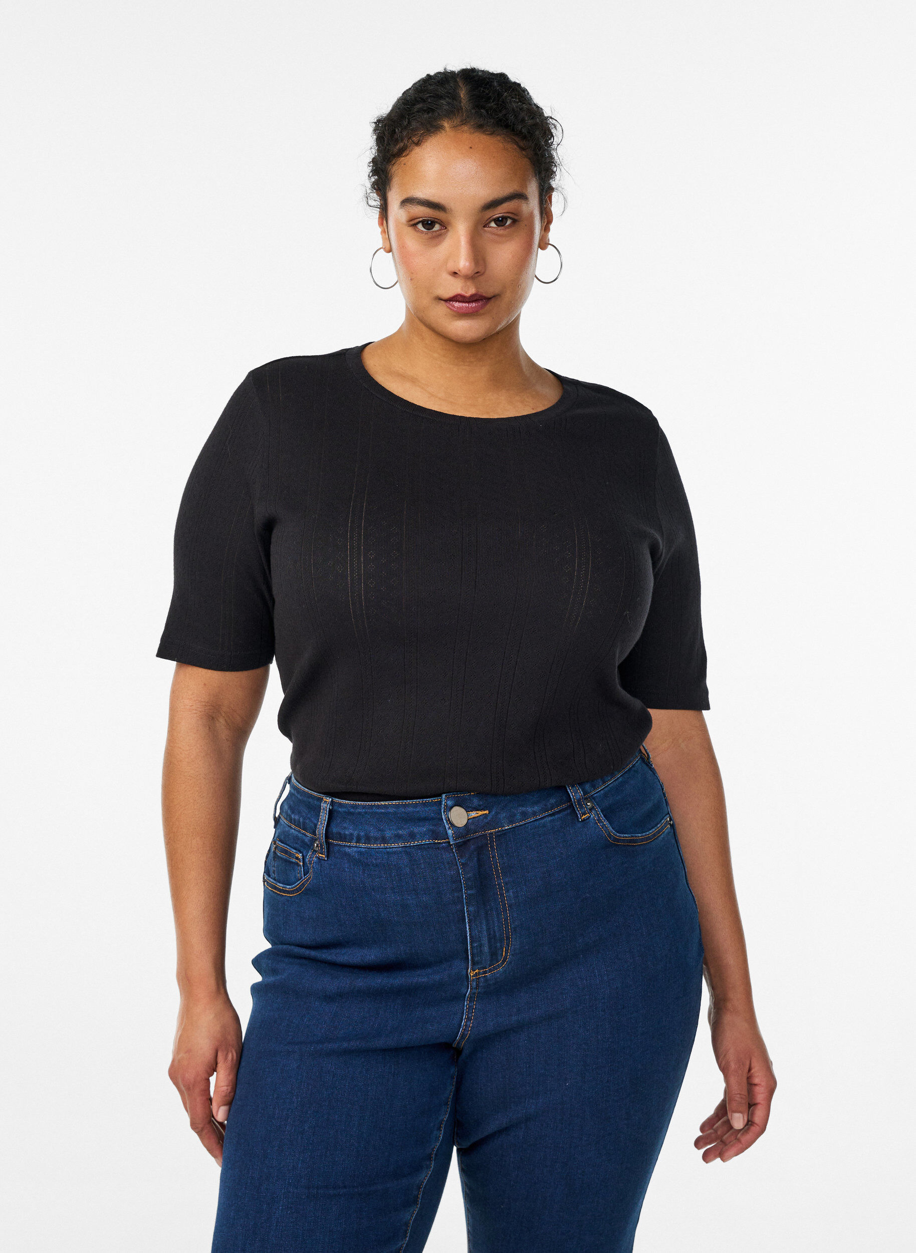 T-shirt i bomuld med hulm&oslash;nster, Sort, Model