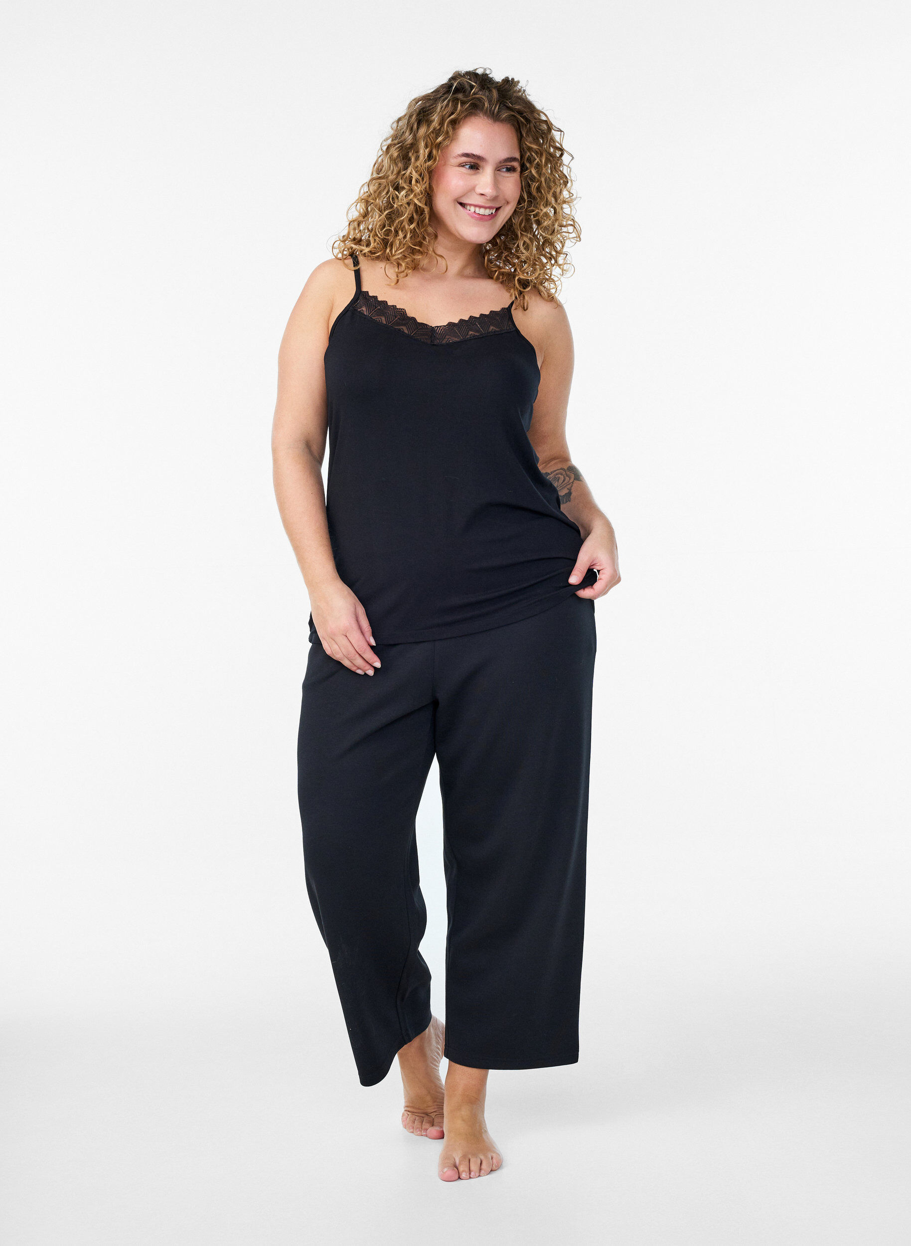 Zizzi Top med blondedetalje og spaghettistropper, Sort, Model image number 1