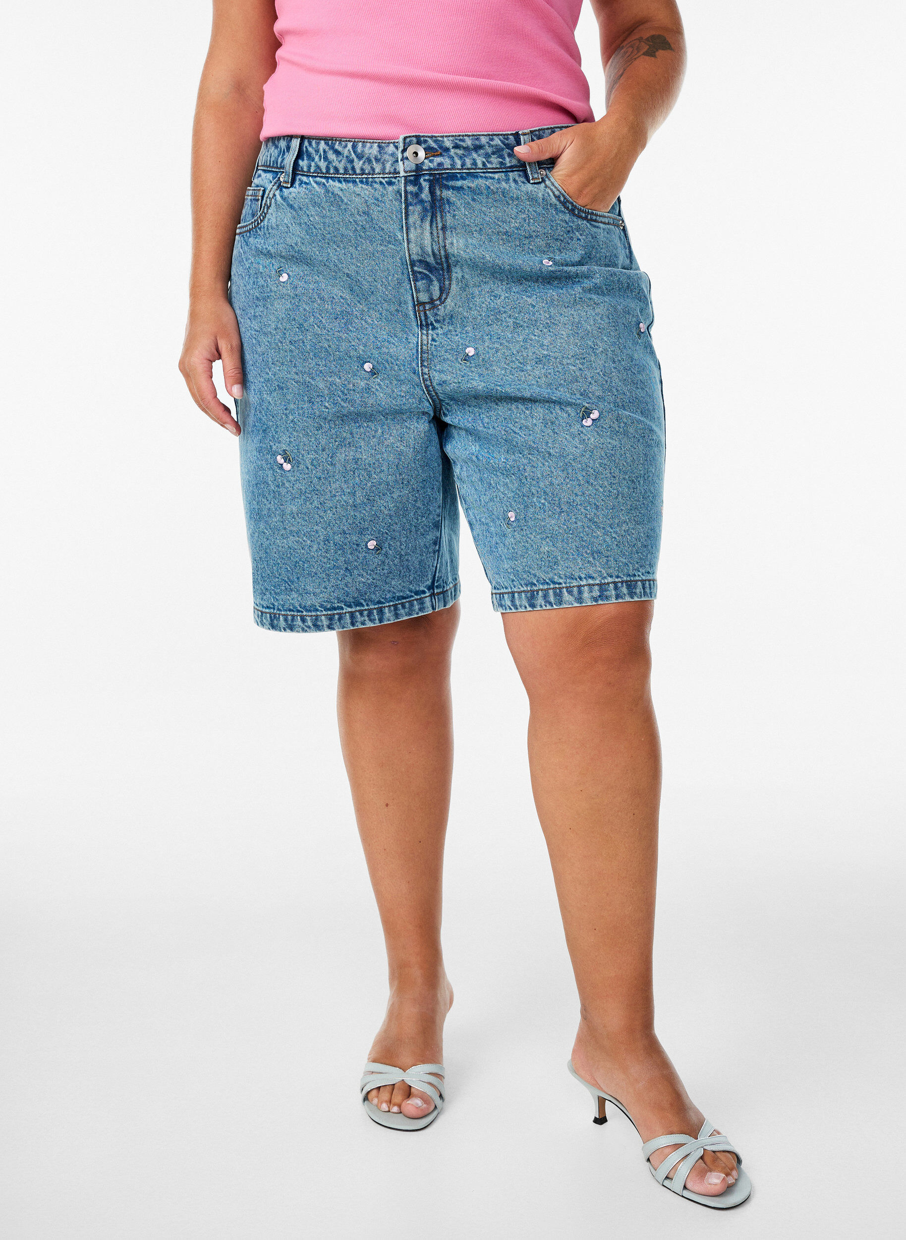 ZizziDenimshorts med h&oslash;j talje og broderede motiver, Bl&aring;, Model image number 3