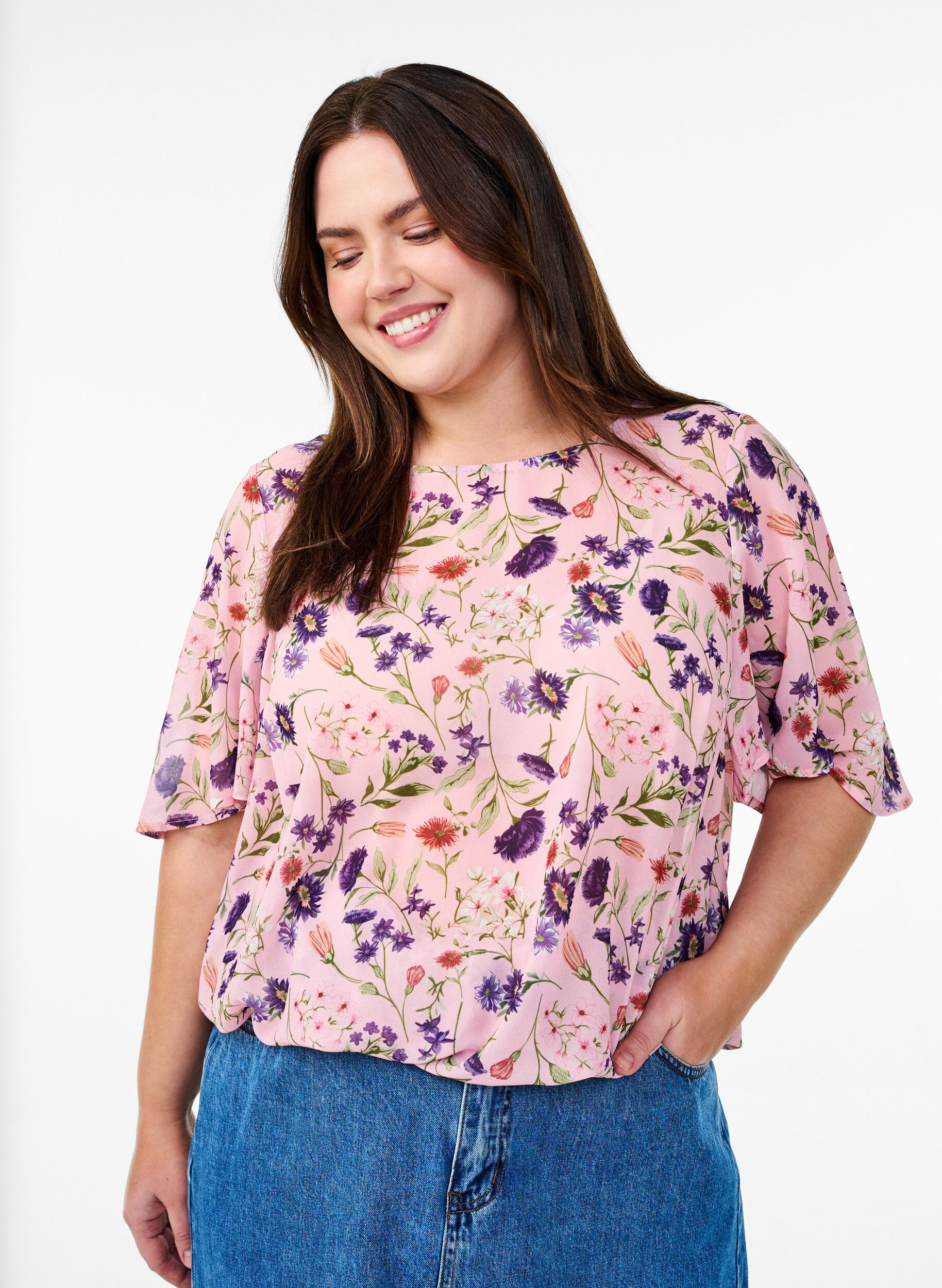 Zizzi Blomstret bluse med korte &aelig;rmer og smock, Lyser&oslash;d, Model image number 0