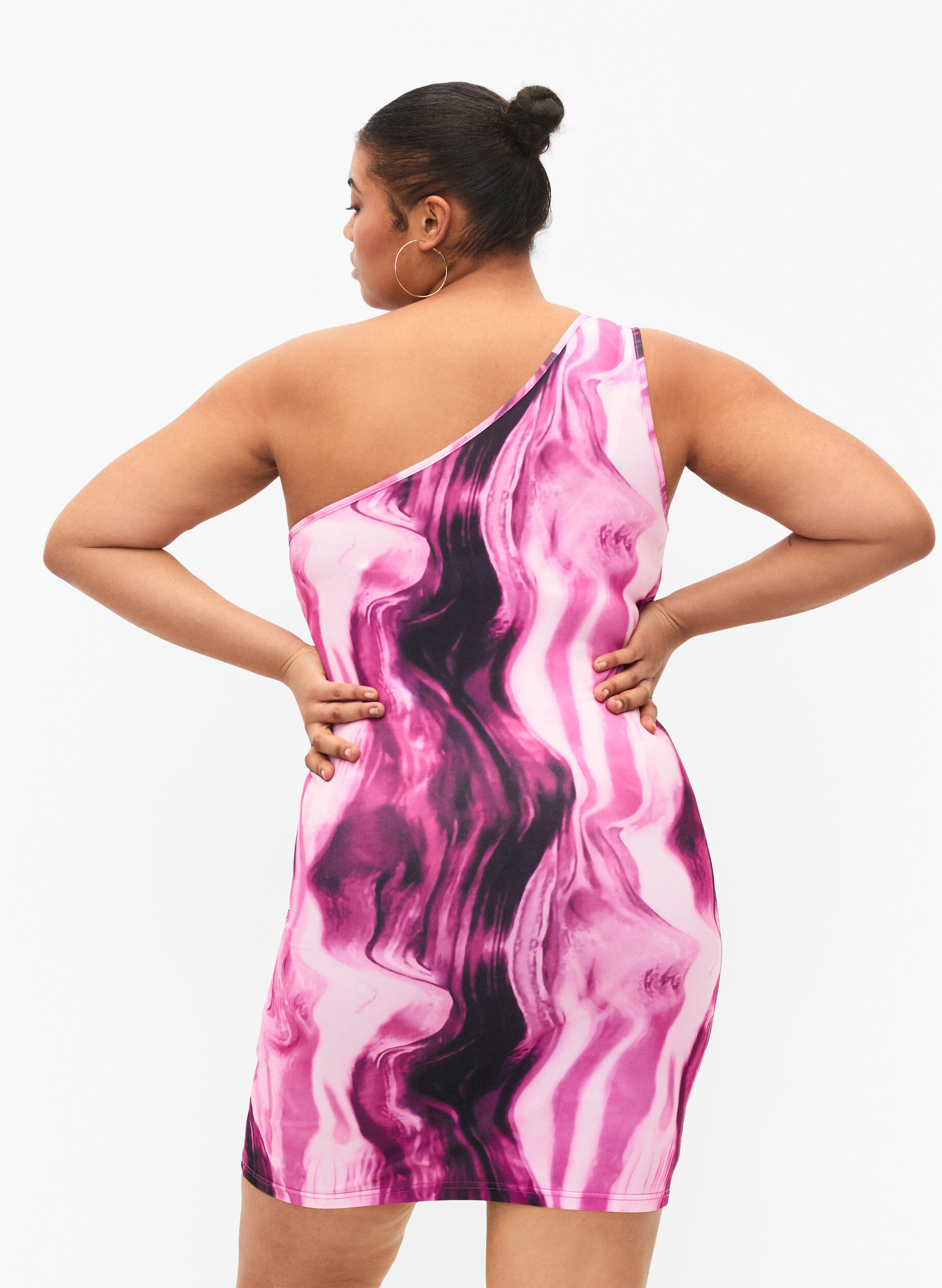 Zizzi T&aelig;tsiddende one-shoulder kjole med print, Raspberry Rose AOP, Model image number 1