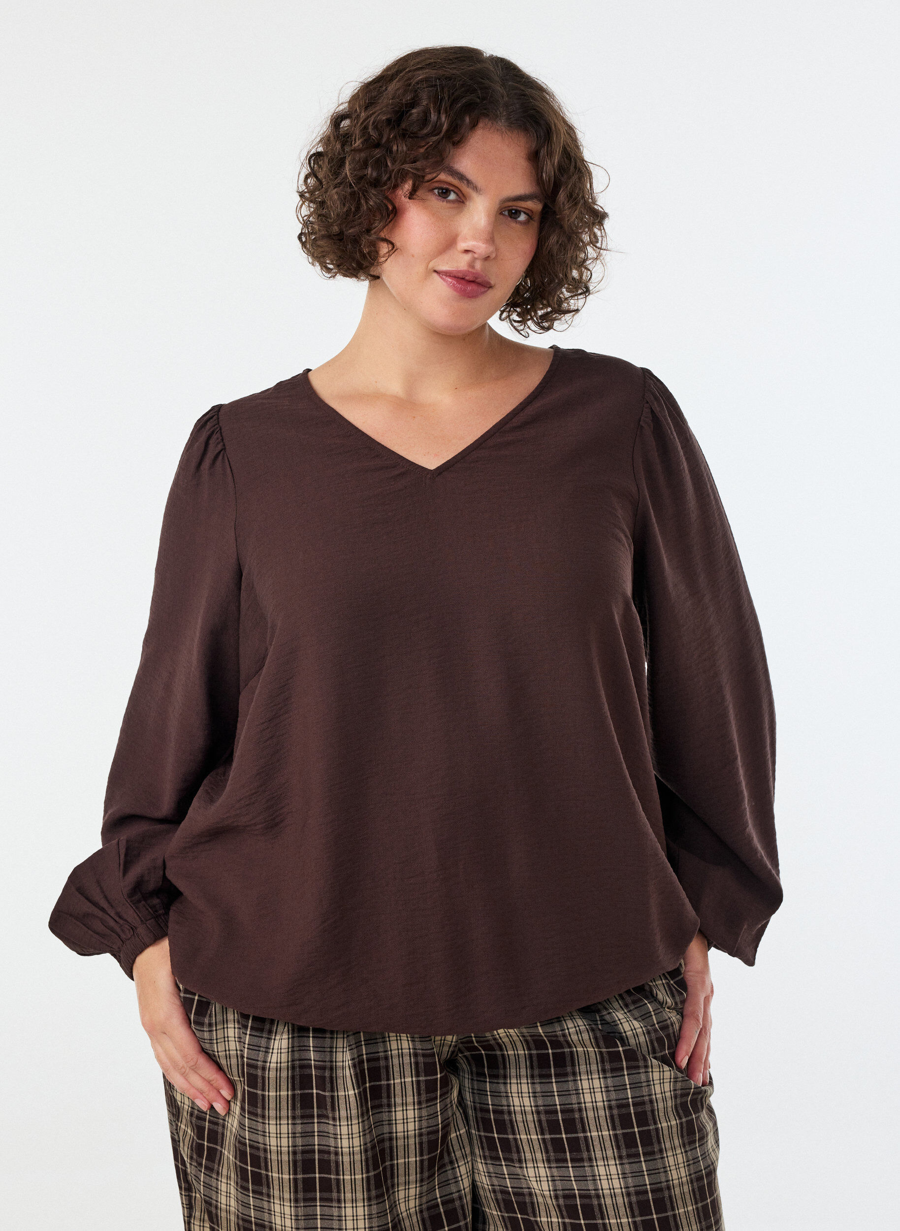 ZizziViskosebluse med V-hals og ballonpasform, Brun, Model image number 0