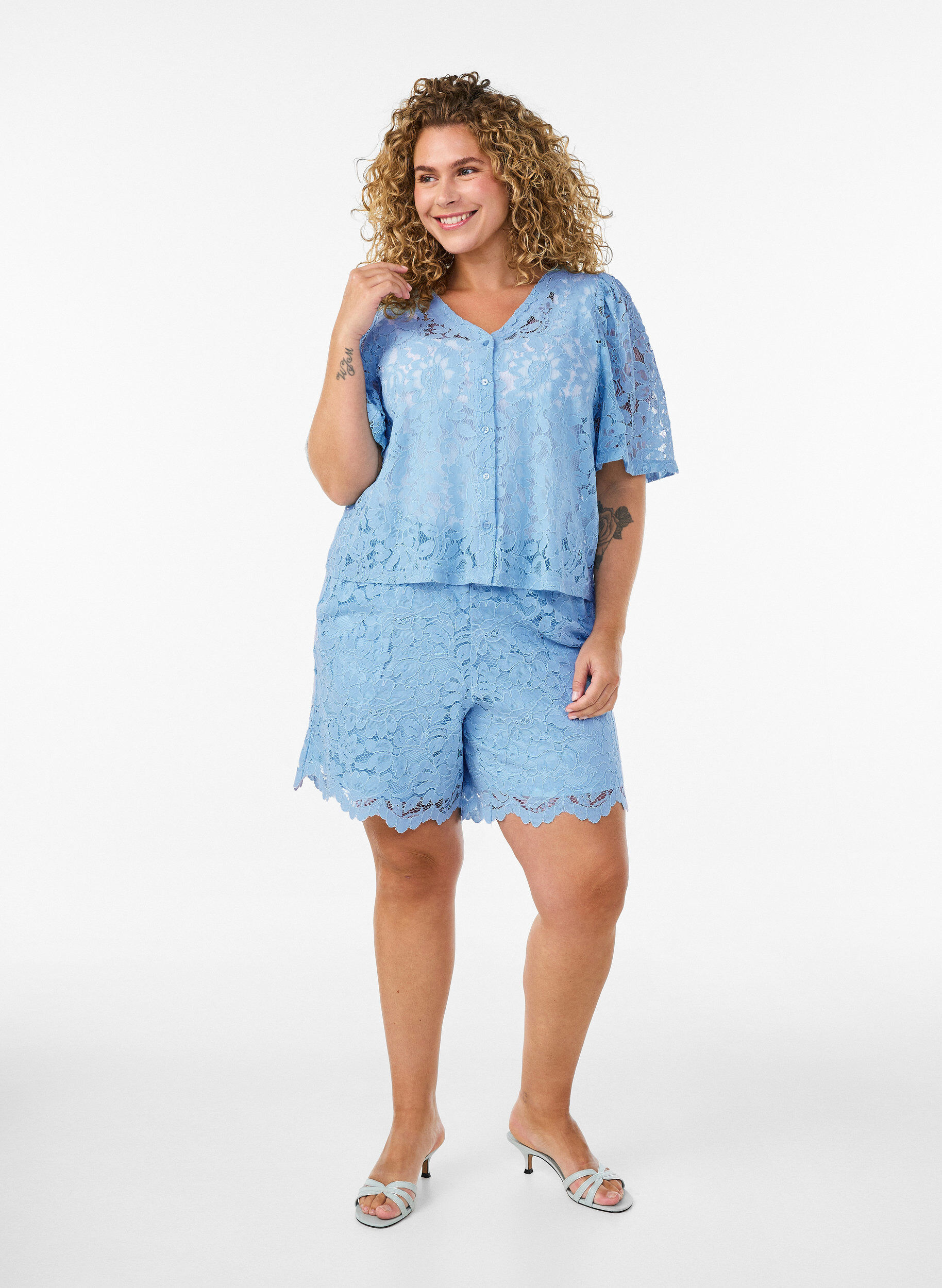 ZizziKort&aelig;rmet blondebluse med V-udsk&aelig;ring, Bl&aring;, Model image number 1