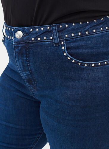 Super slim Amy jeans med nitter, Dark blue, Model image number 2