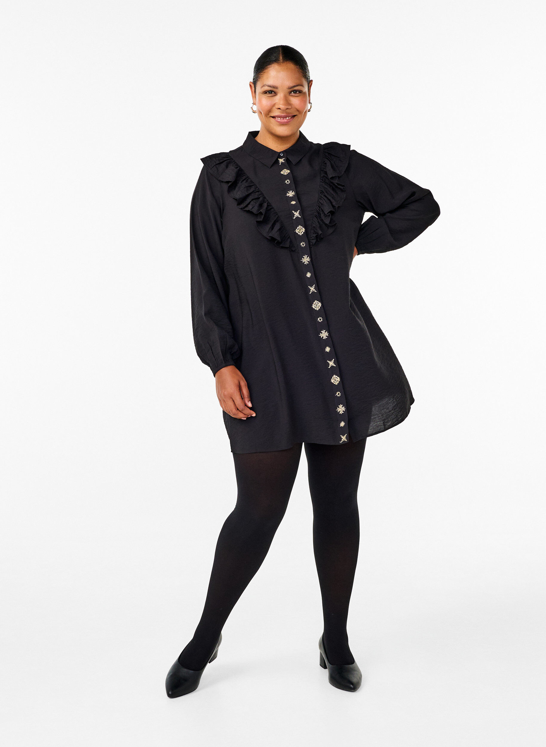 Zizzi Skjortekjole med fl&aelig;ser og broderi, Black, Model image number 3