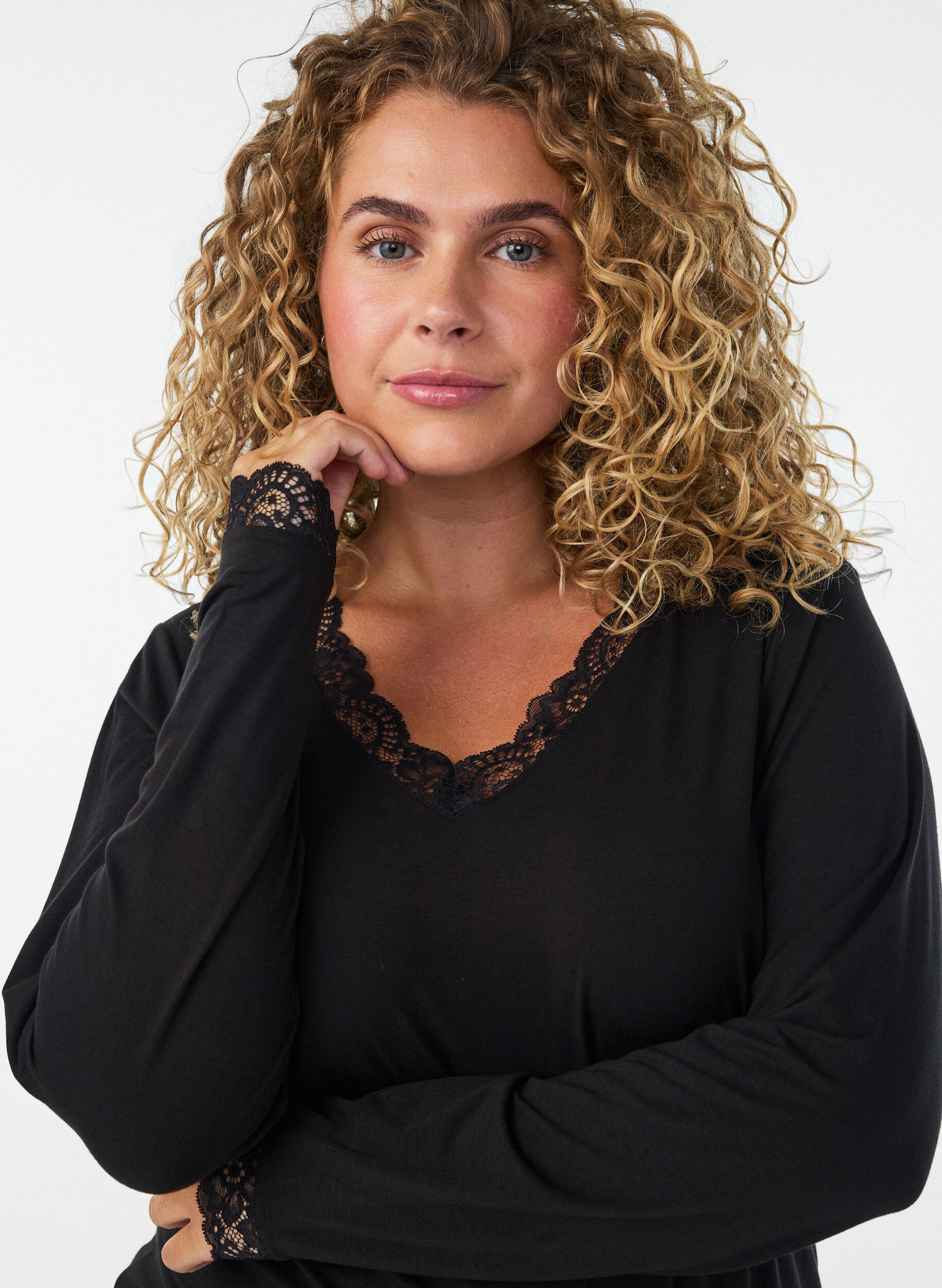 ZizziViskosebluse med blondekanter og V-hals, Sort, Model image number 3