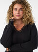 Viskosebluse med blondekanter og V-hals, Sort, Model image number 3