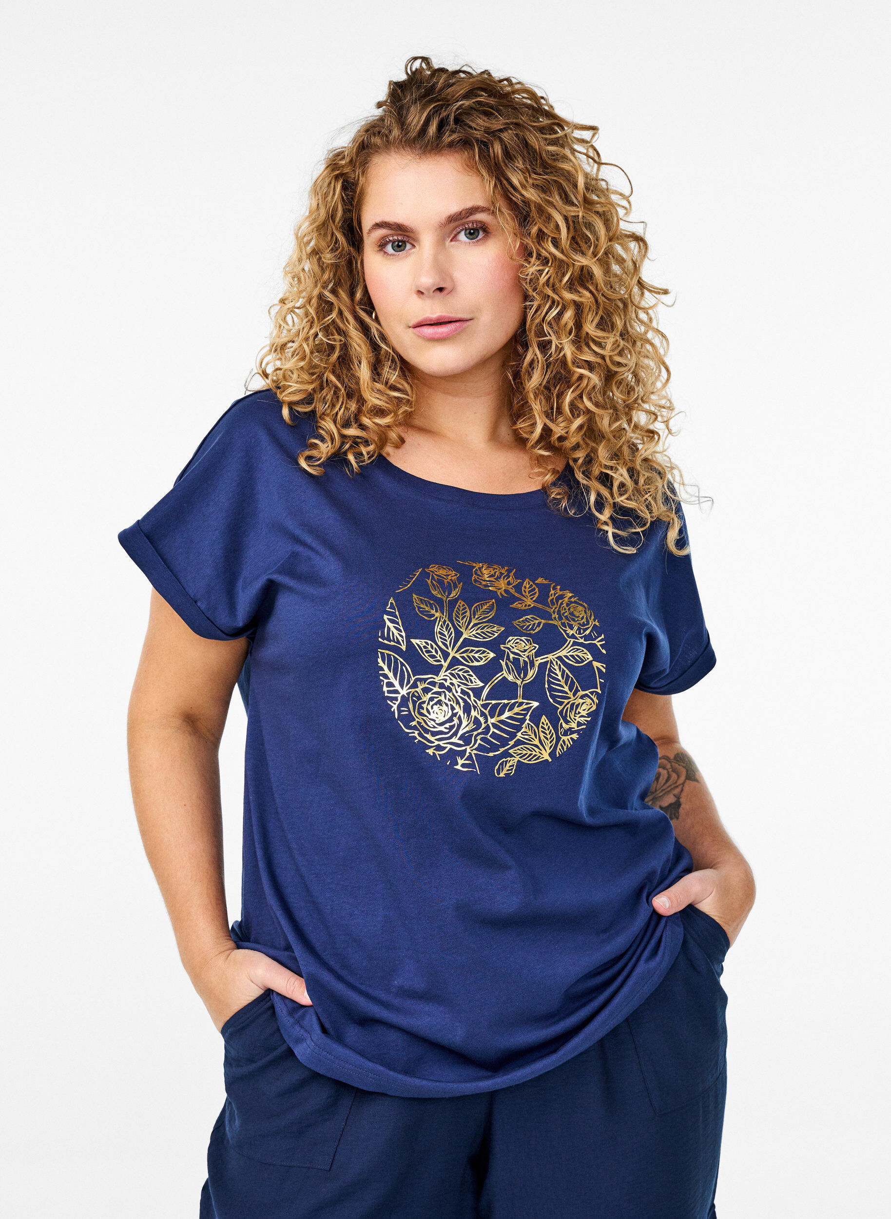Zizzi T-shirt med guldfarvet blomsterprint, Naval A. Gold Rose, Model image number 0