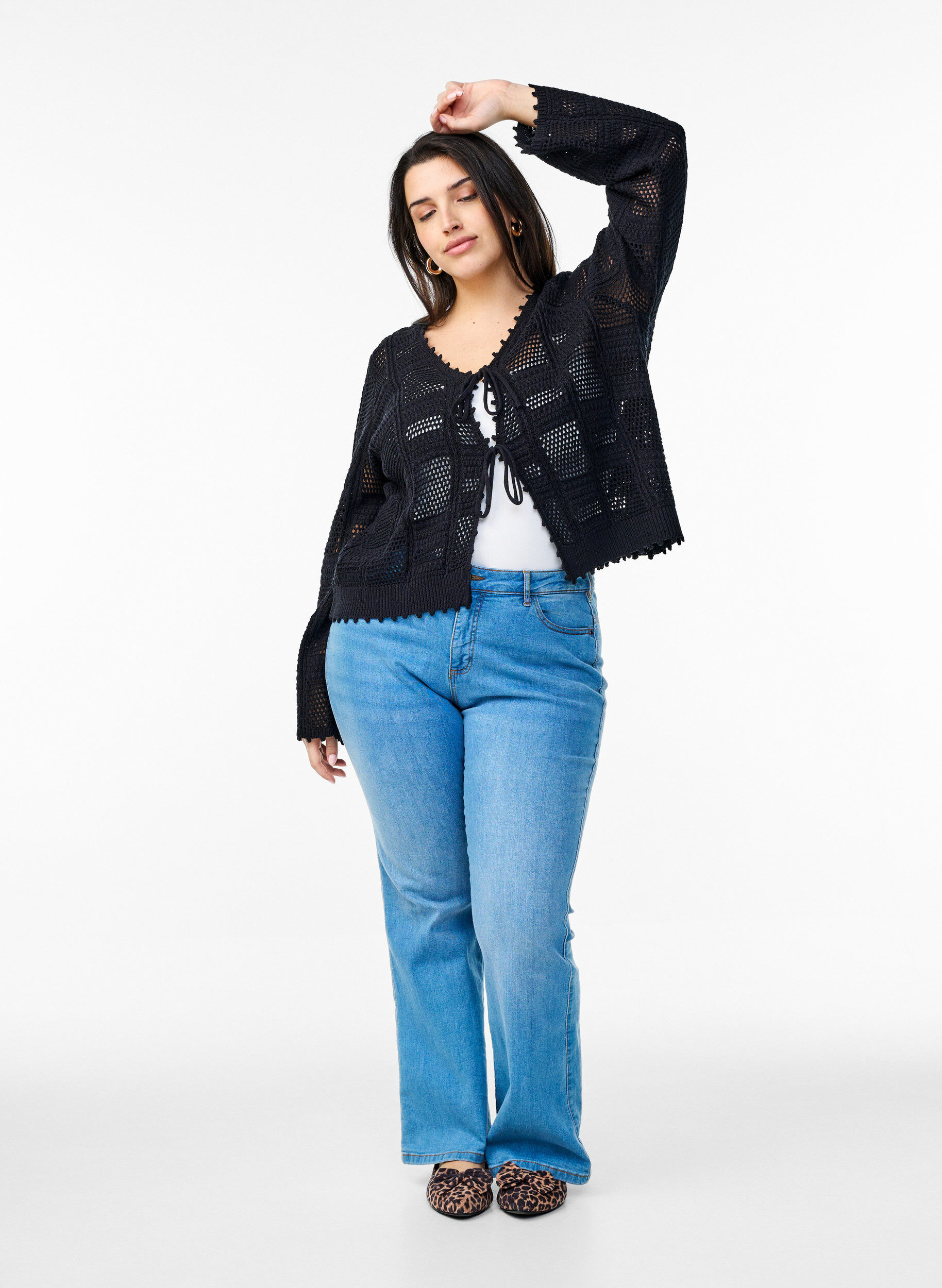 Zizzi Strikket cardigan med bindeb&aring;nd og hulm&oslash;nster, Sort, Model image number 1