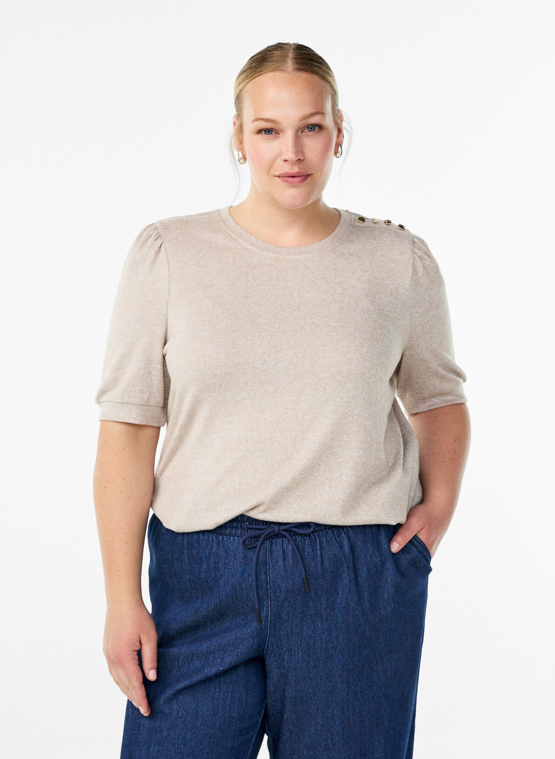Bluse med knapdetalje og korte puf&aelig;rmer, Beige, Model