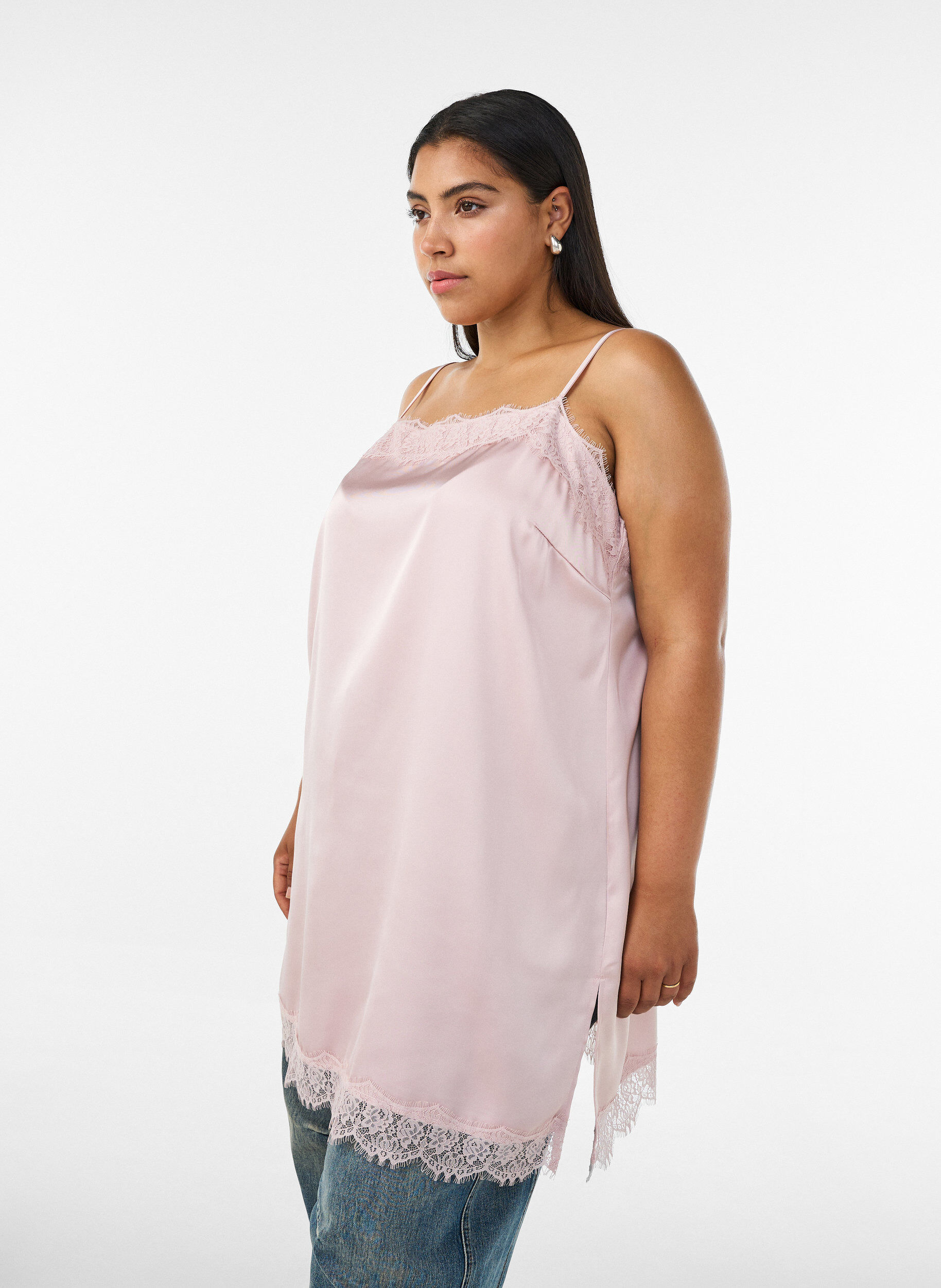 Lang satintop med blondekanter, Lyser&oslash;d, Model
