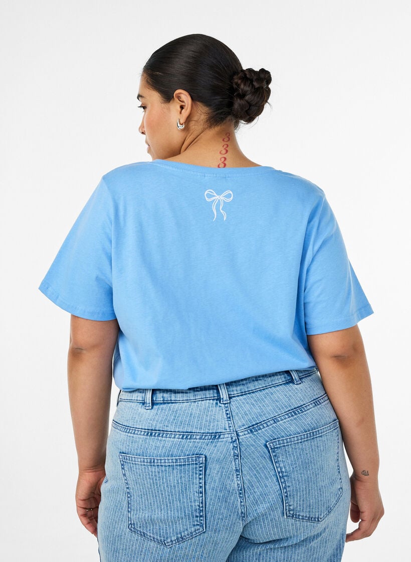 T-shirt i bomuld med V-udsk&aelig;ring og frontprint, Bl&aring;, Model image number 2