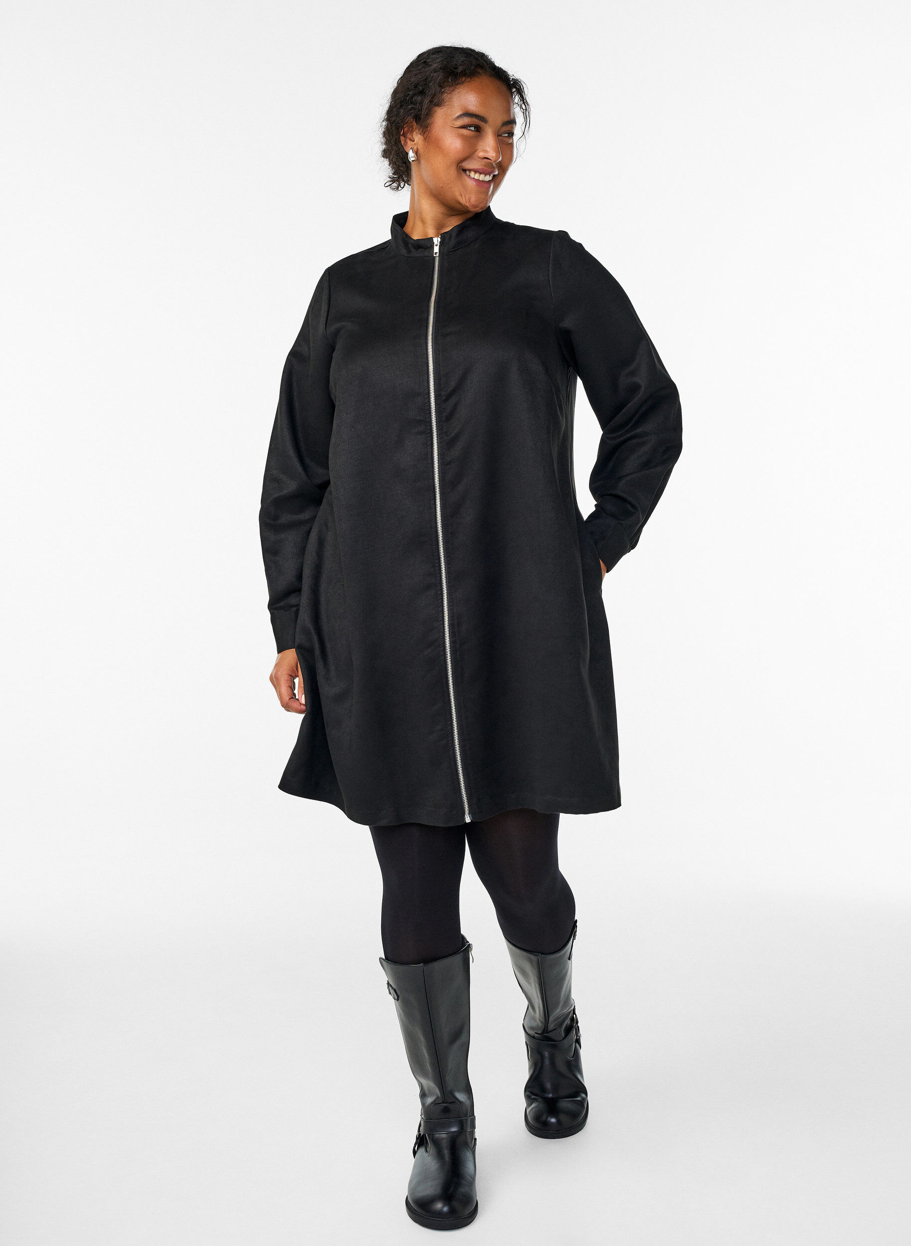 Zizzi Lang skjorte i imiteret ruskind med lynl&aring;s, Sort, Model image number 1