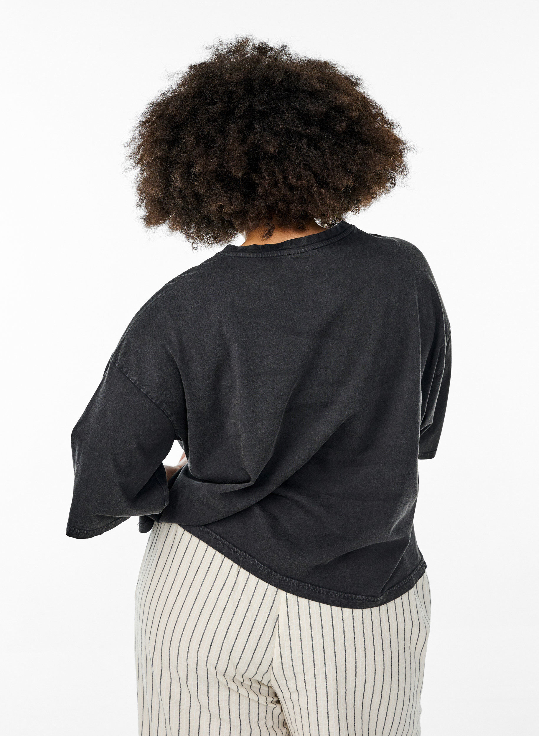 Zizzi Kort t-shirt med loose fit, Gr&aring;, Model image number 2